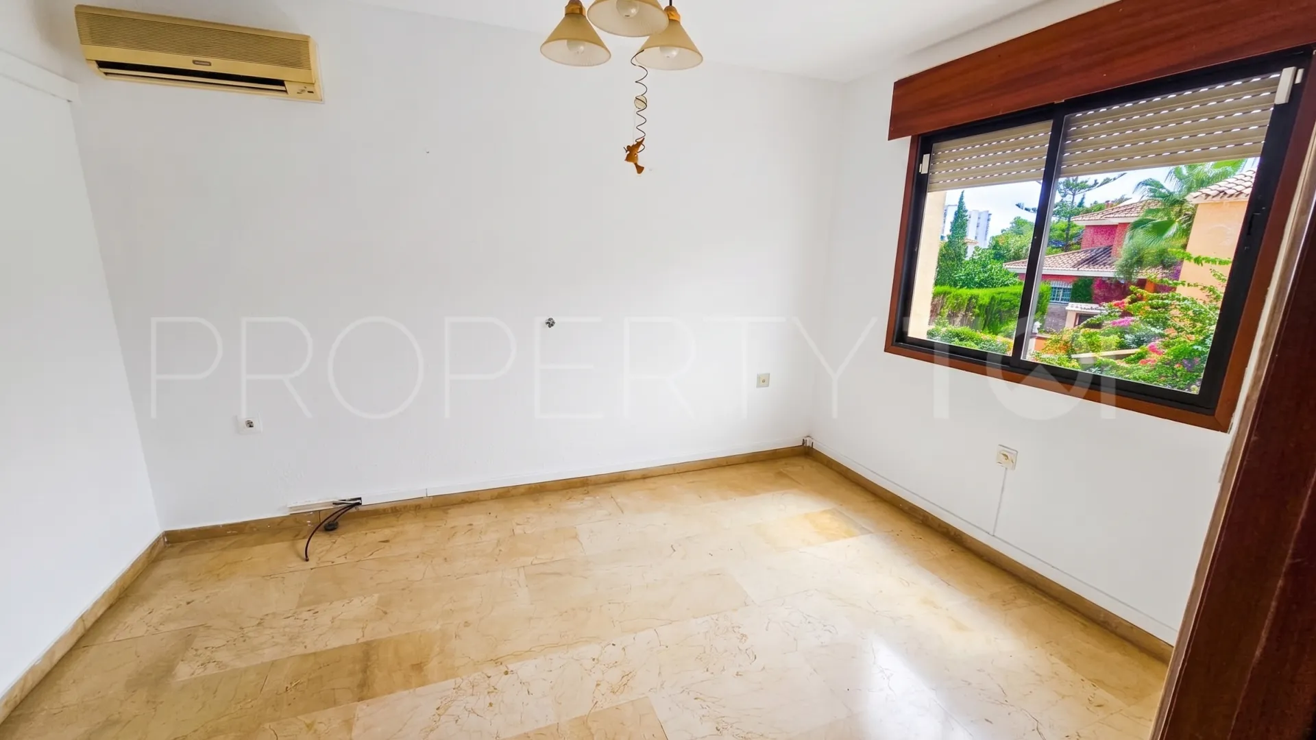 Se vende villa con 6 dormitorios en Benalmadena Costa