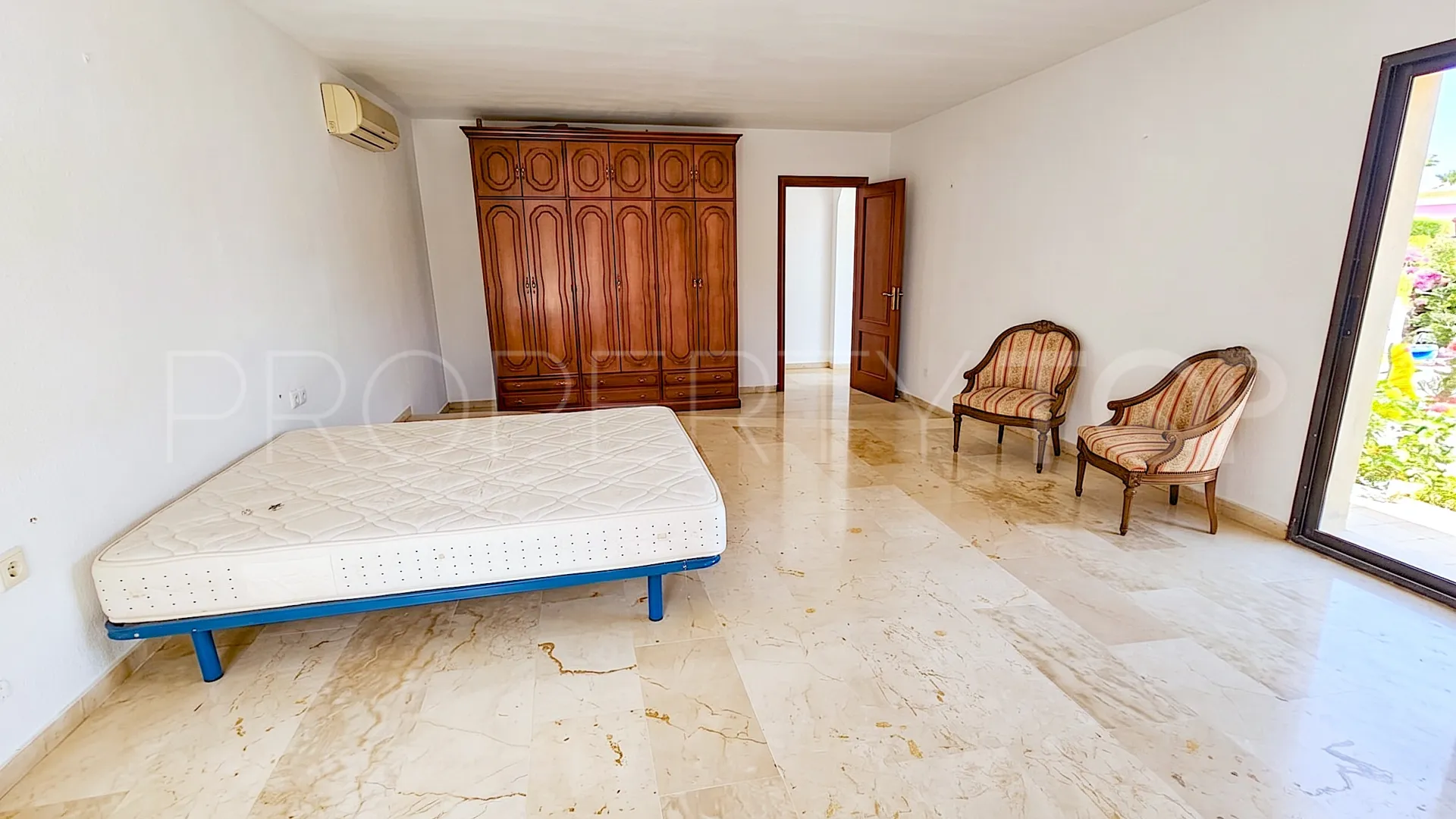 Se vende villa con 6 dormitorios en Benalmadena Costa