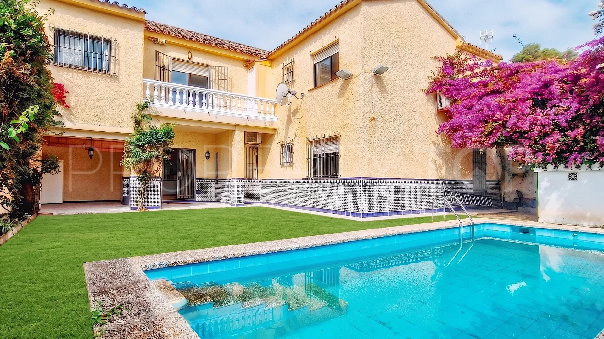 Se vende villa con 6 dormitorios en Benalmadena Costa
