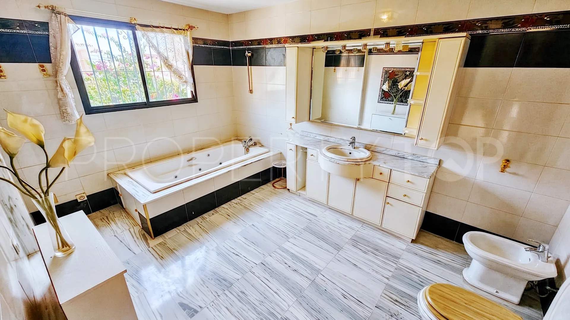 Se vende villa con 6 dormitorios en Benalmadena Costa