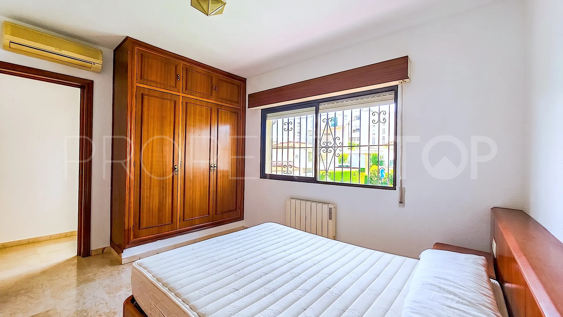 Se vende villa con 6 dormitorios en Benalmadena Costa