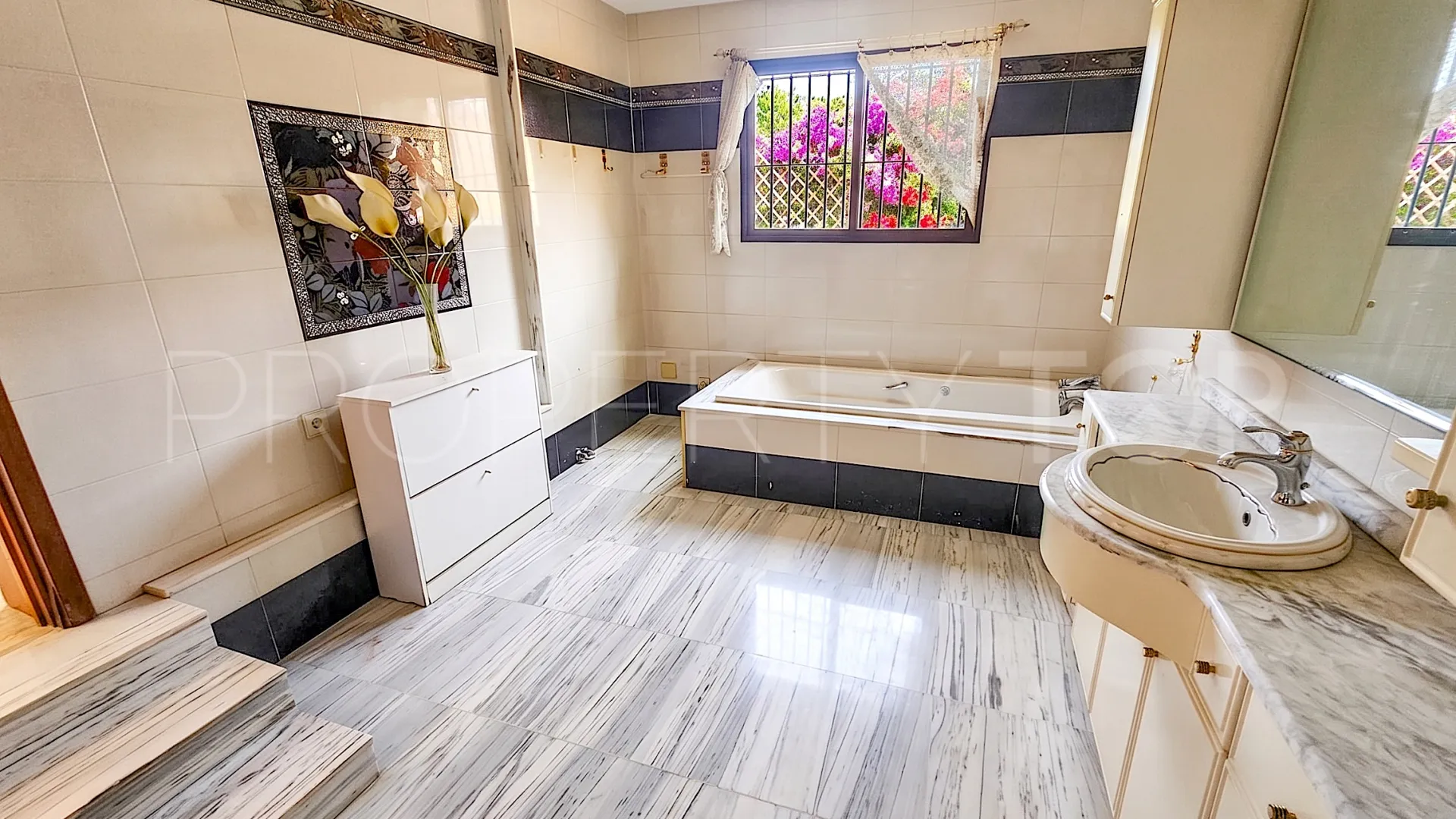 Se vende villa con 6 dormitorios en Benalmadena Costa