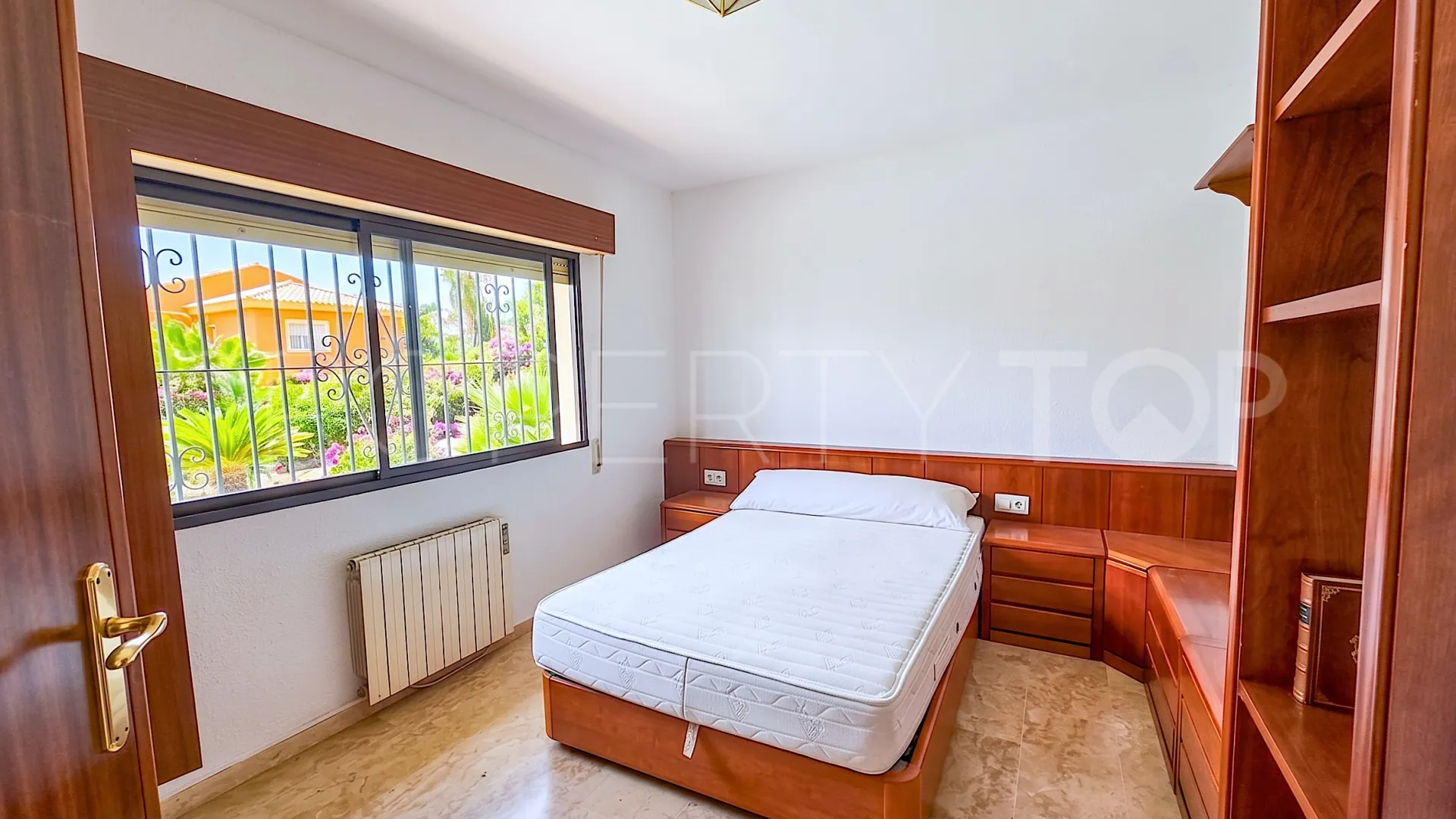 Se vende villa con 6 dormitorios en Benalmadena Costa