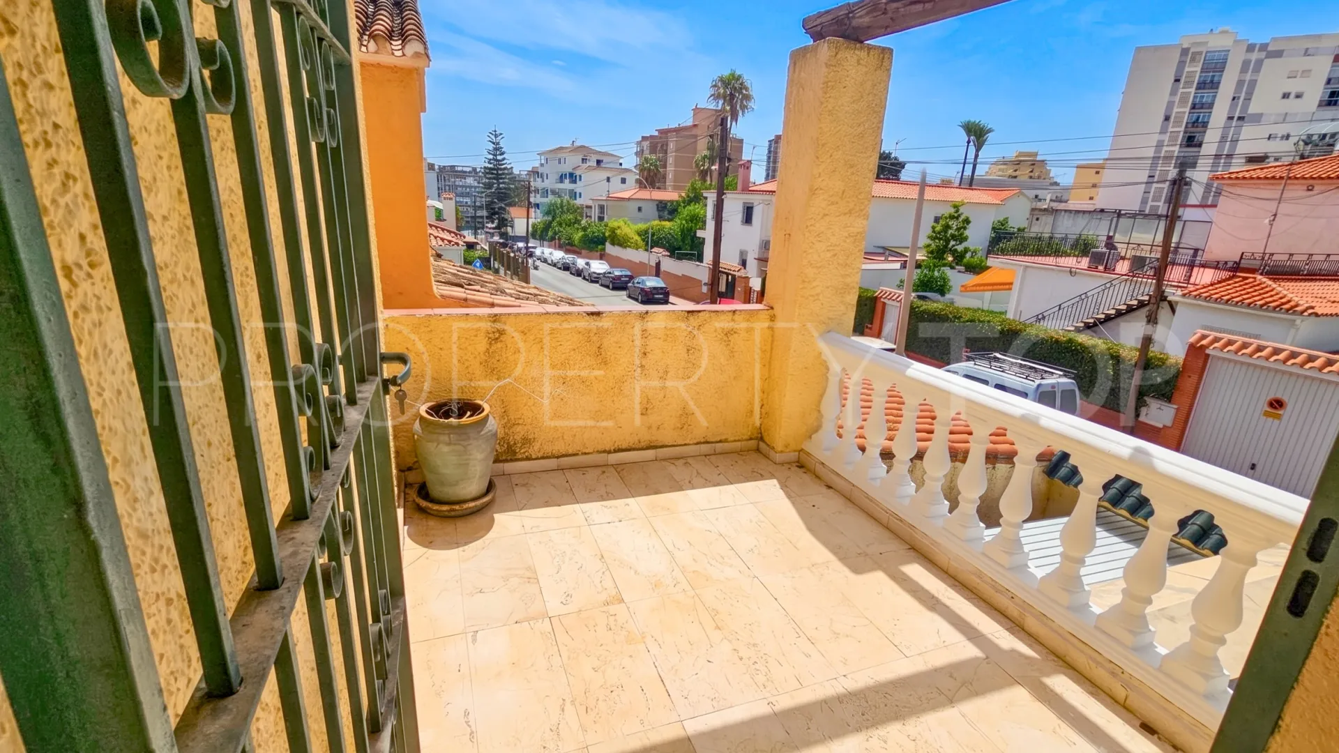 Se vende villa con 6 dormitorios en Benalmadena Costa