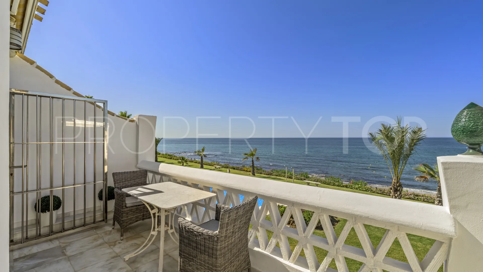 For sale 2 bedrooms penthouse in Calahonda