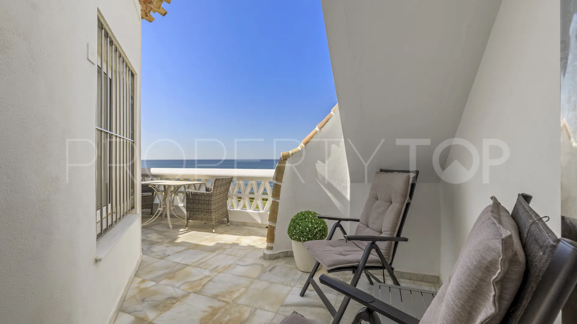 For sale 2 bedrooms penthouse in Calahonda