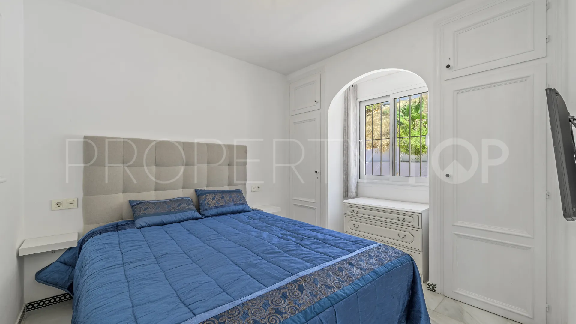 For sale 2 bedrooms penthouse in Calahonda