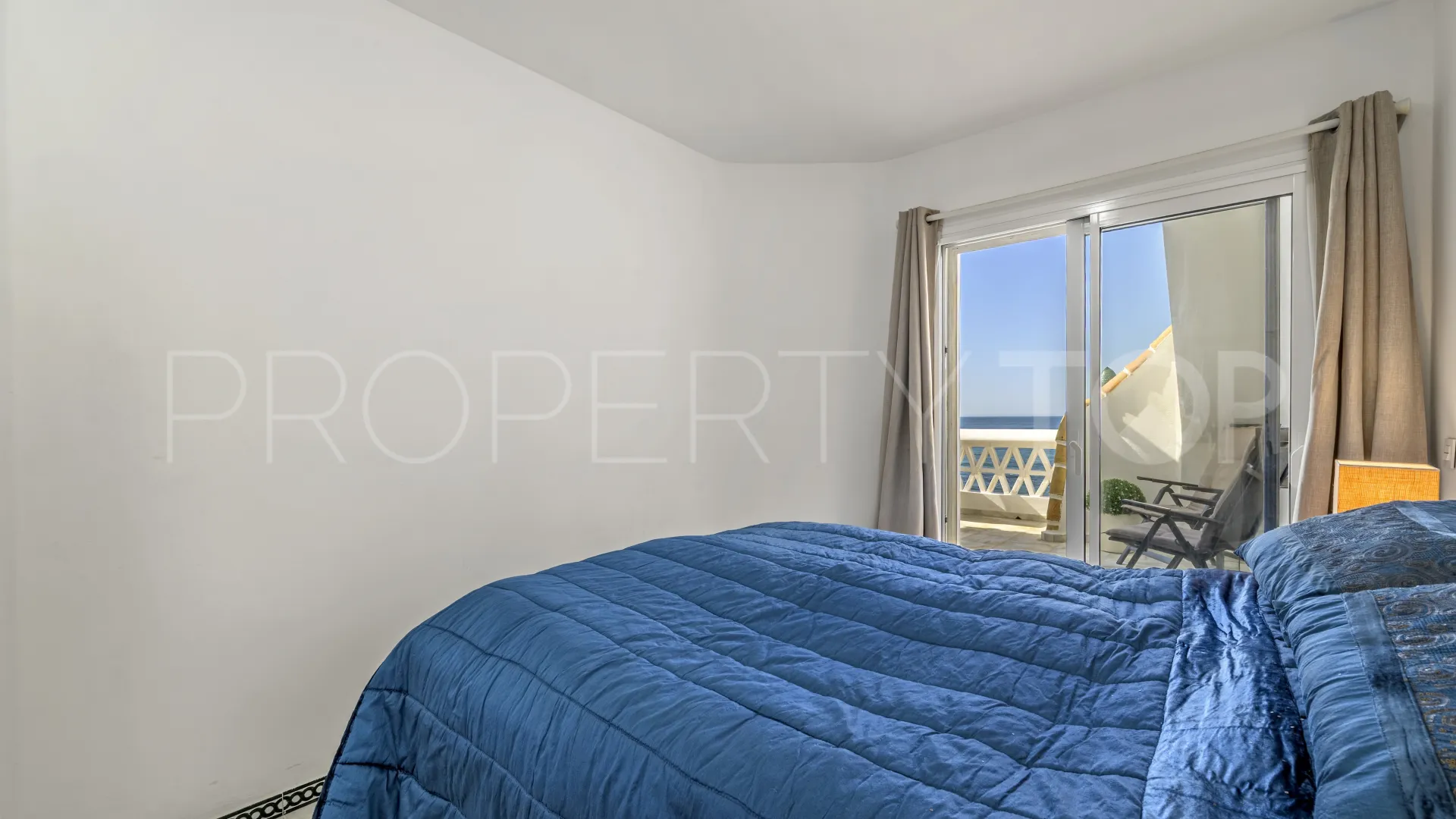 For sale 2 bedrooms penthouse in Calahonda
