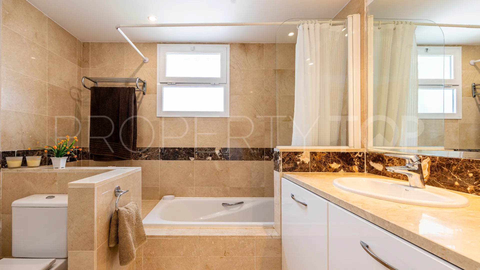 2 bedrooms ground floor apartment in Calahonda for sale