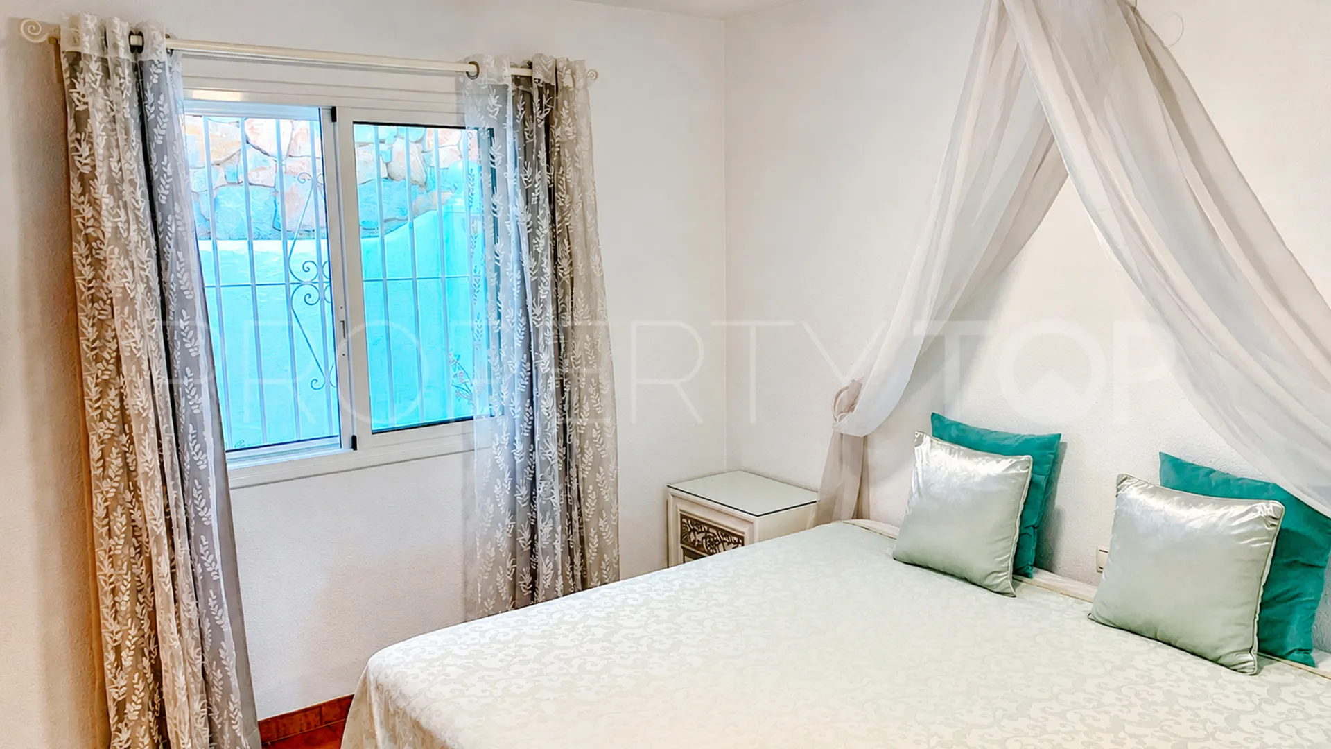 Villa a la venta con 4 dormitorios en Benalmadena Centro
