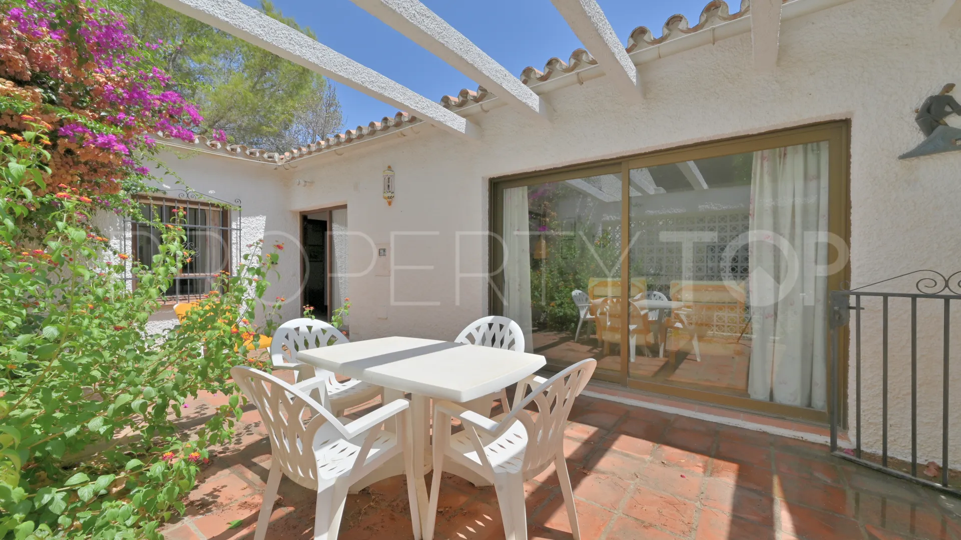 For sale Calahonda town house with 2 bedrooms