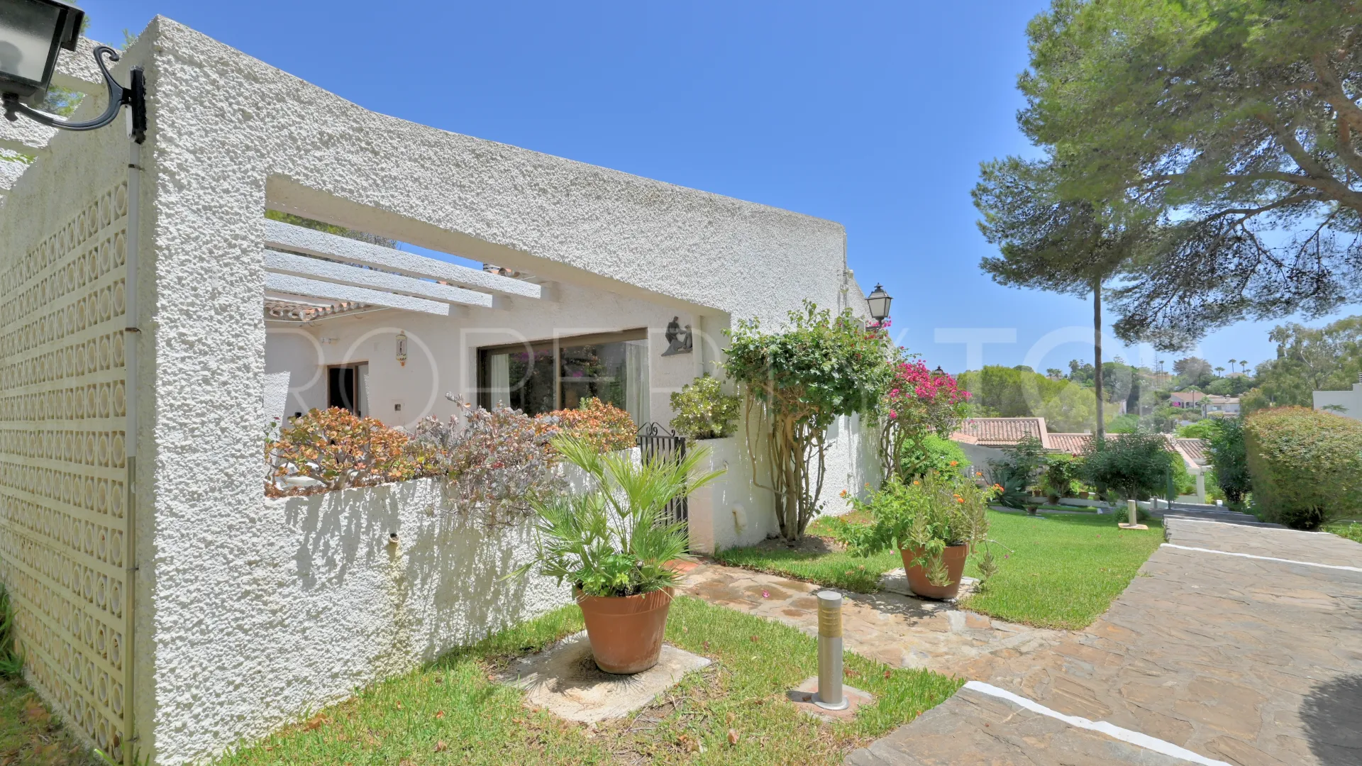 For sale Calahonda town house with 2 bedrooms