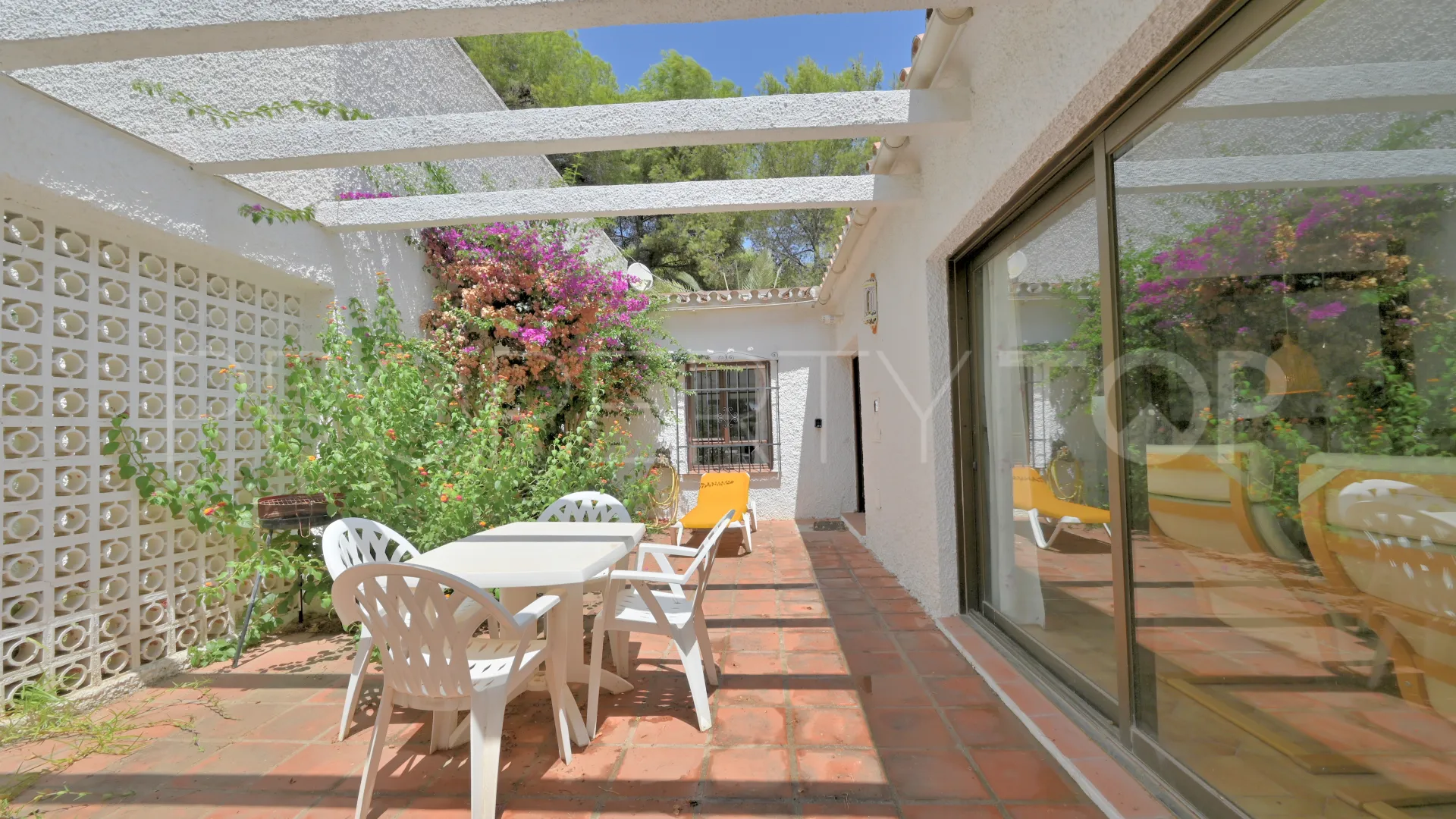 For sale Calahonda town house with 2 bedrooms