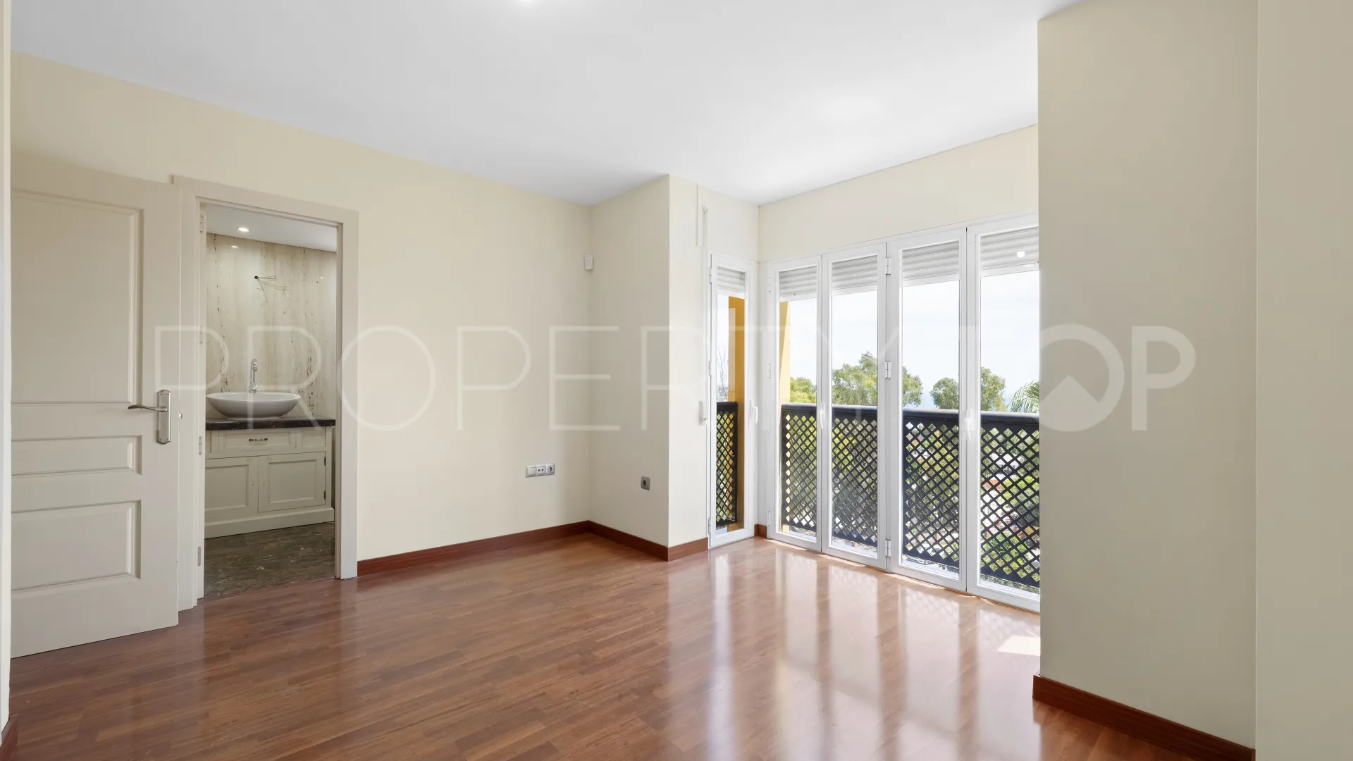 For sale 3 bedrooms apartment in Benalmadena Costa