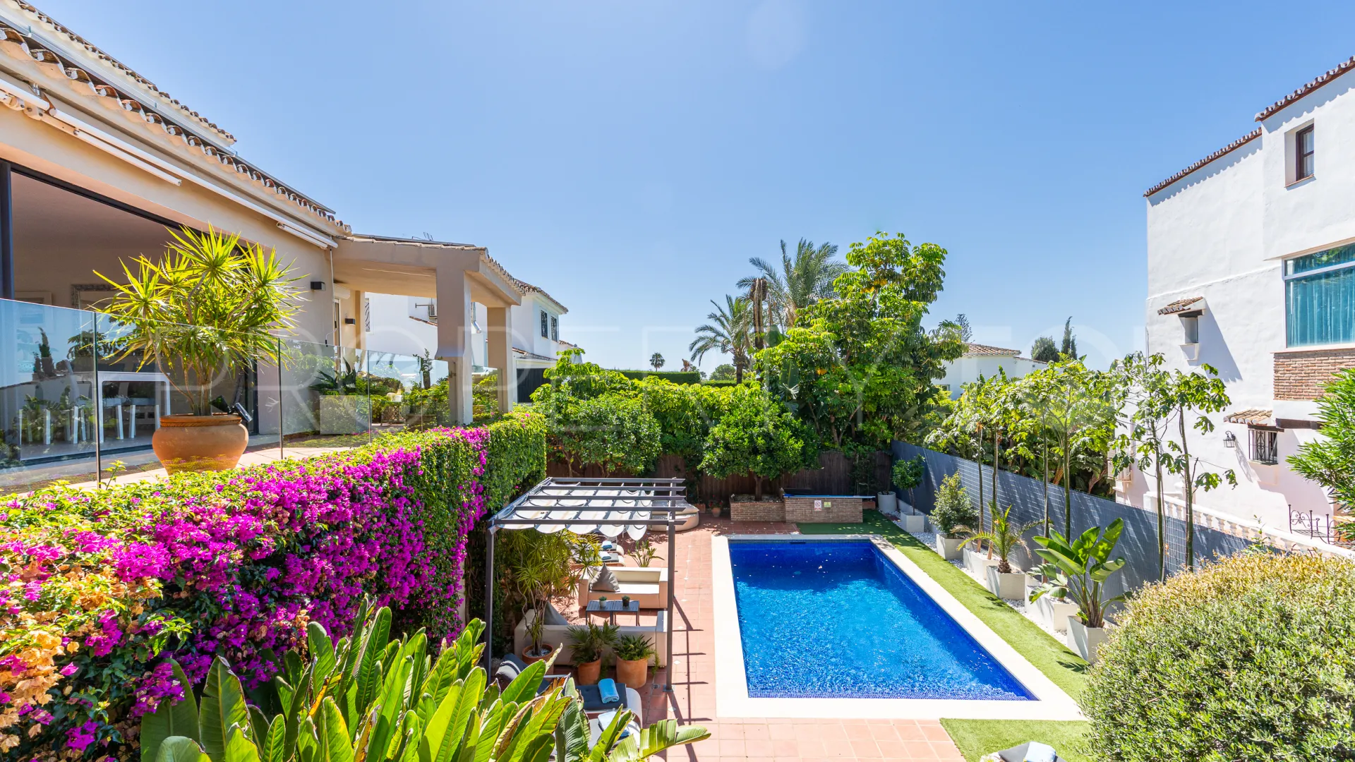 Se vende villa en Calahonda con 6 dormitorios