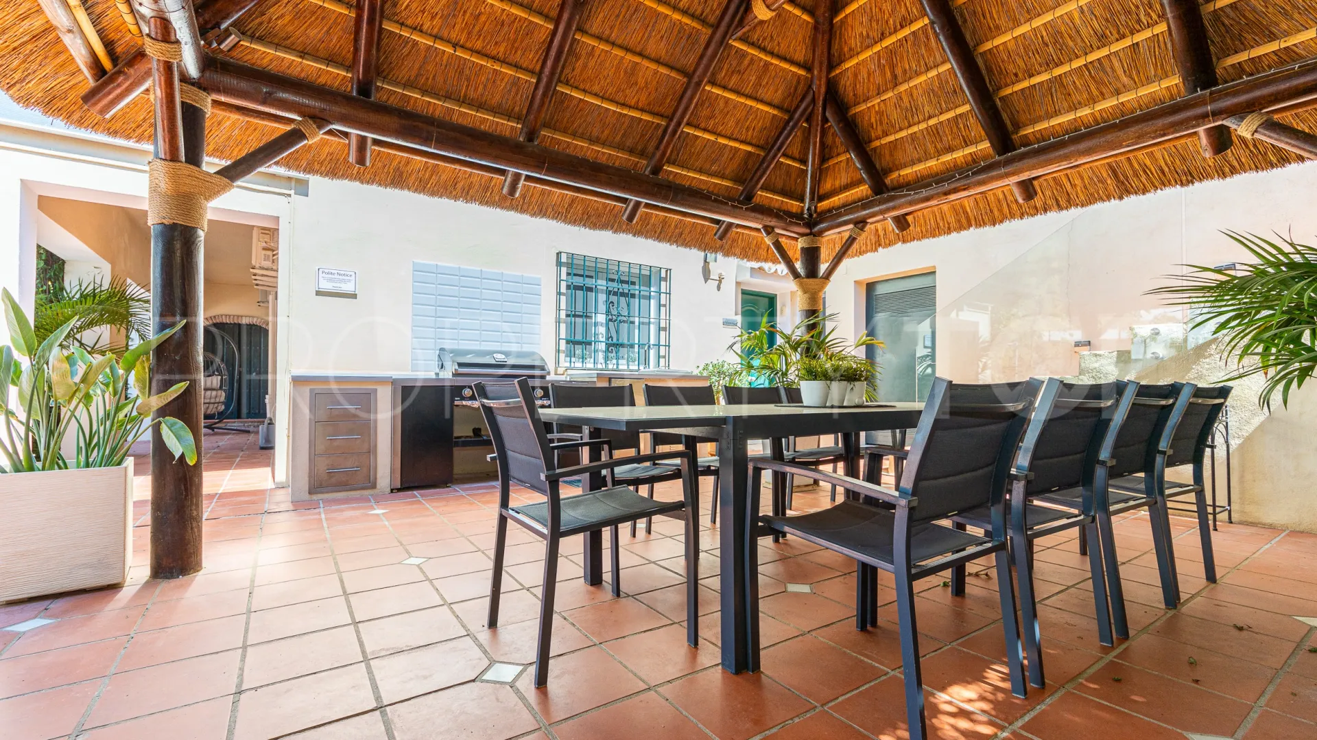 Se vende villa en Calahonda con 6 dormitorios