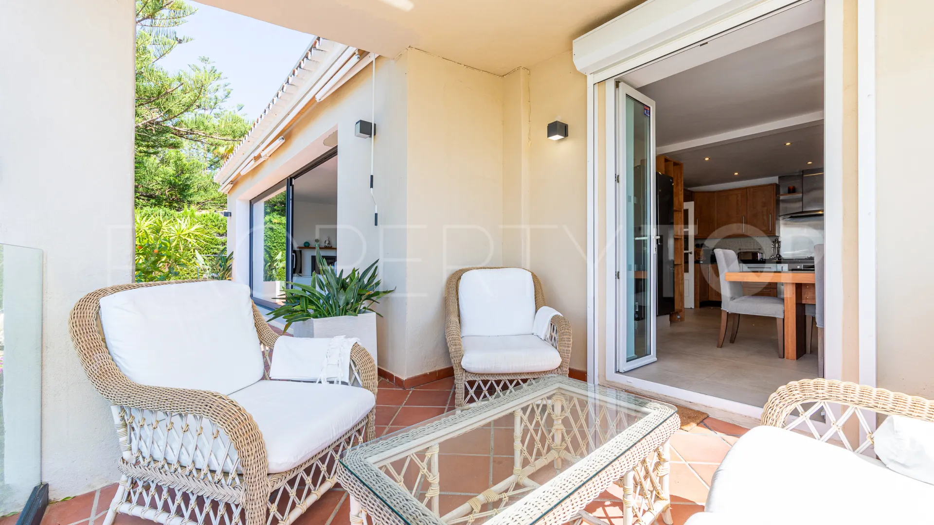 Se vende villa en Calahonda con 6 dormitorios