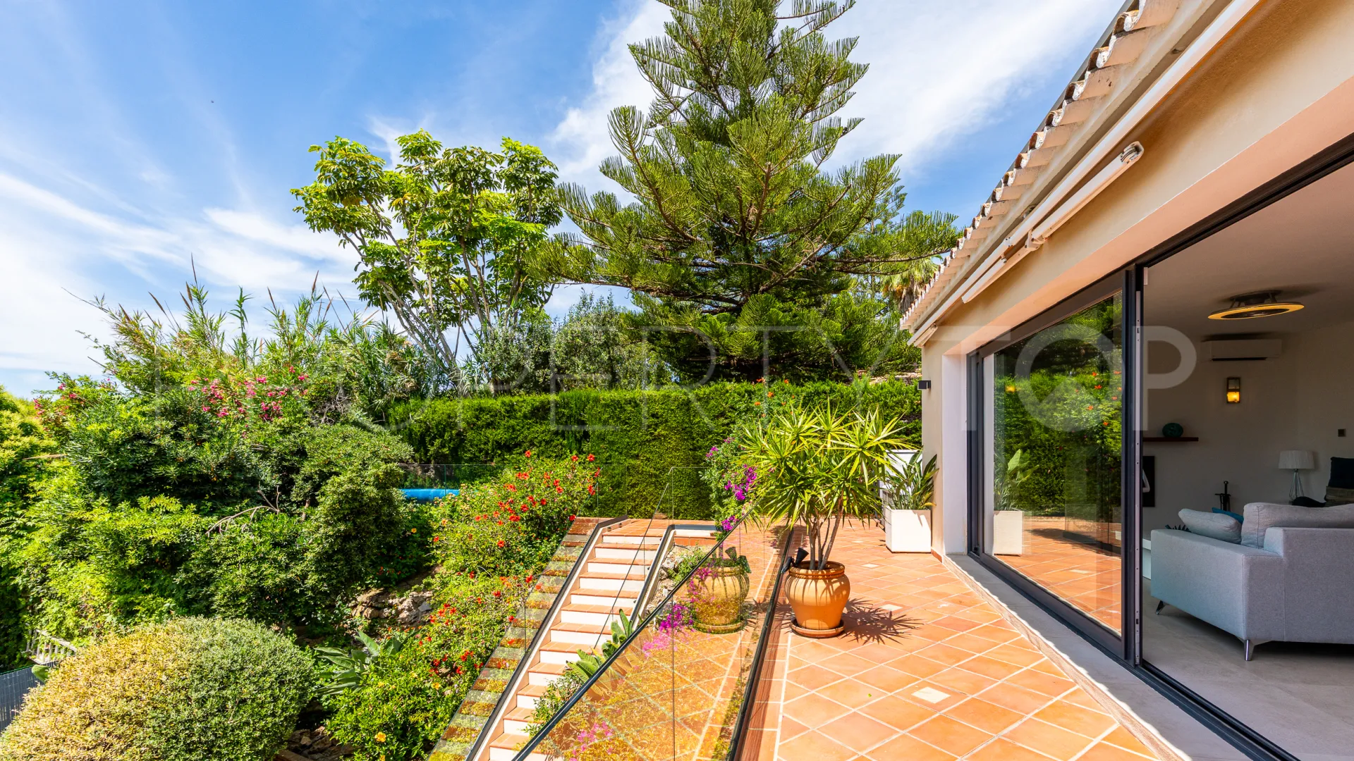 Se vende villa en Calahonda con 6 dormitorios