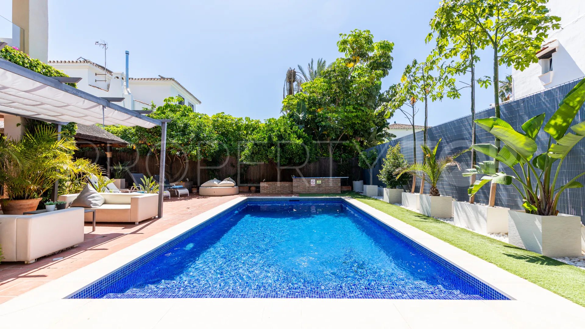 Se vende villa en Calahonda con 6 dormitorios