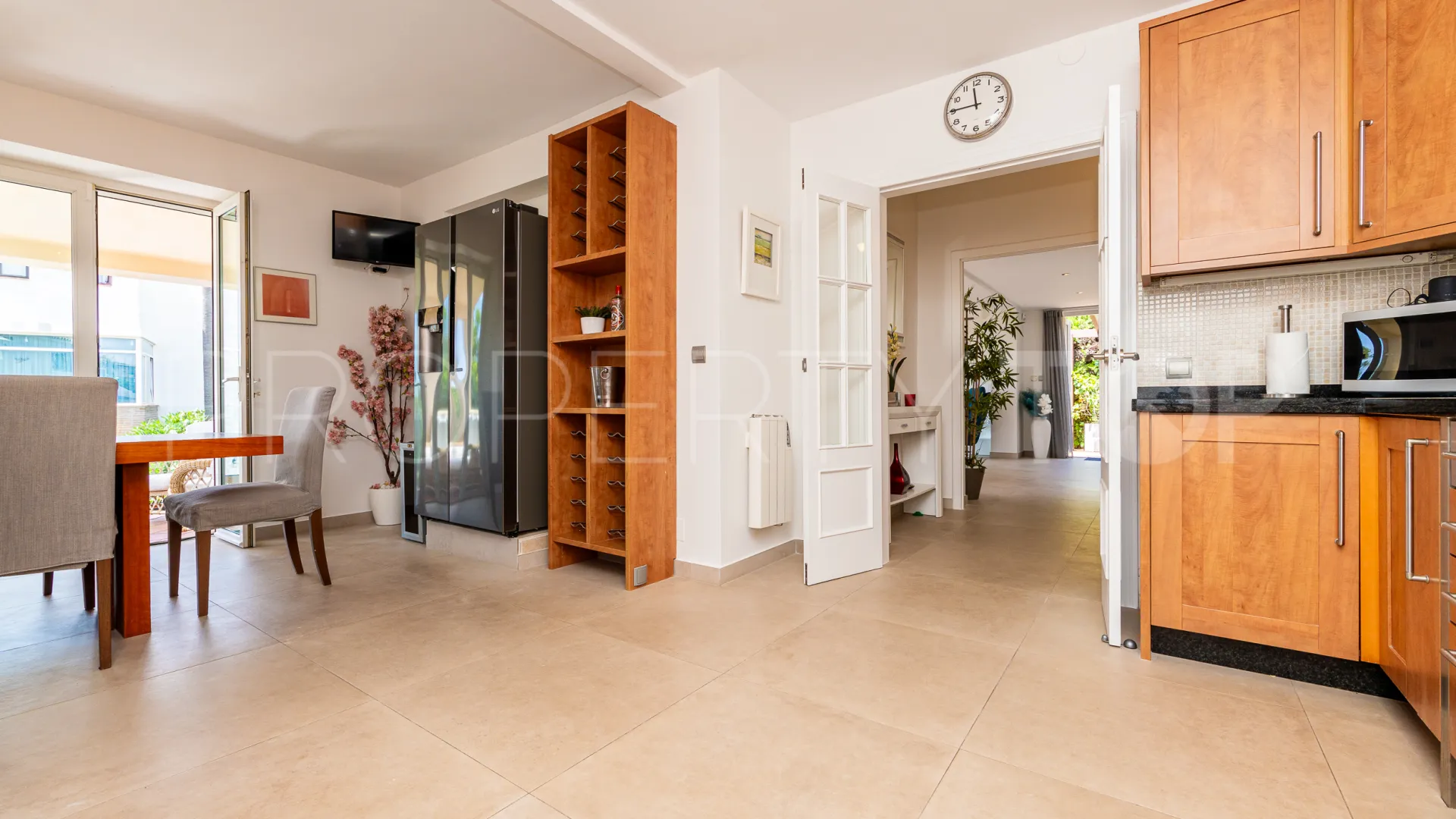 Se vende villa en Calahonda con 6 dormitorios