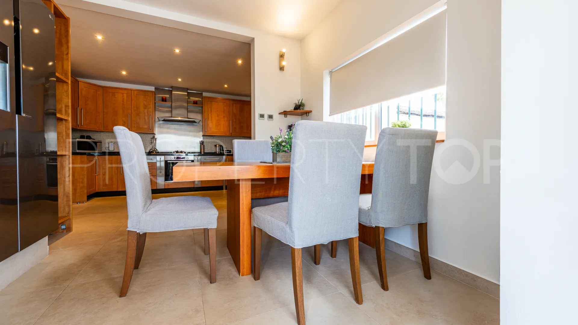 Se vende villa en Calahonda con 6 dormitorios