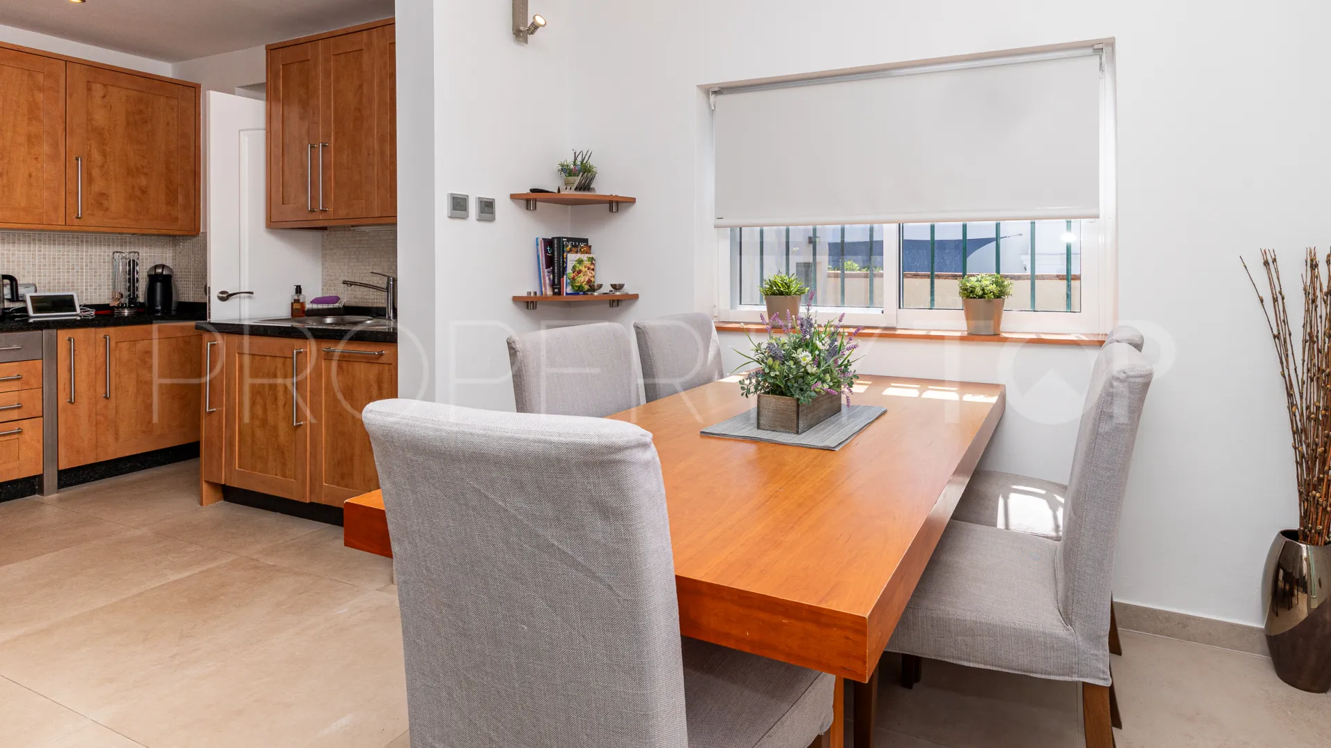 Se vende villa en Calahonda con 6 dormitorios