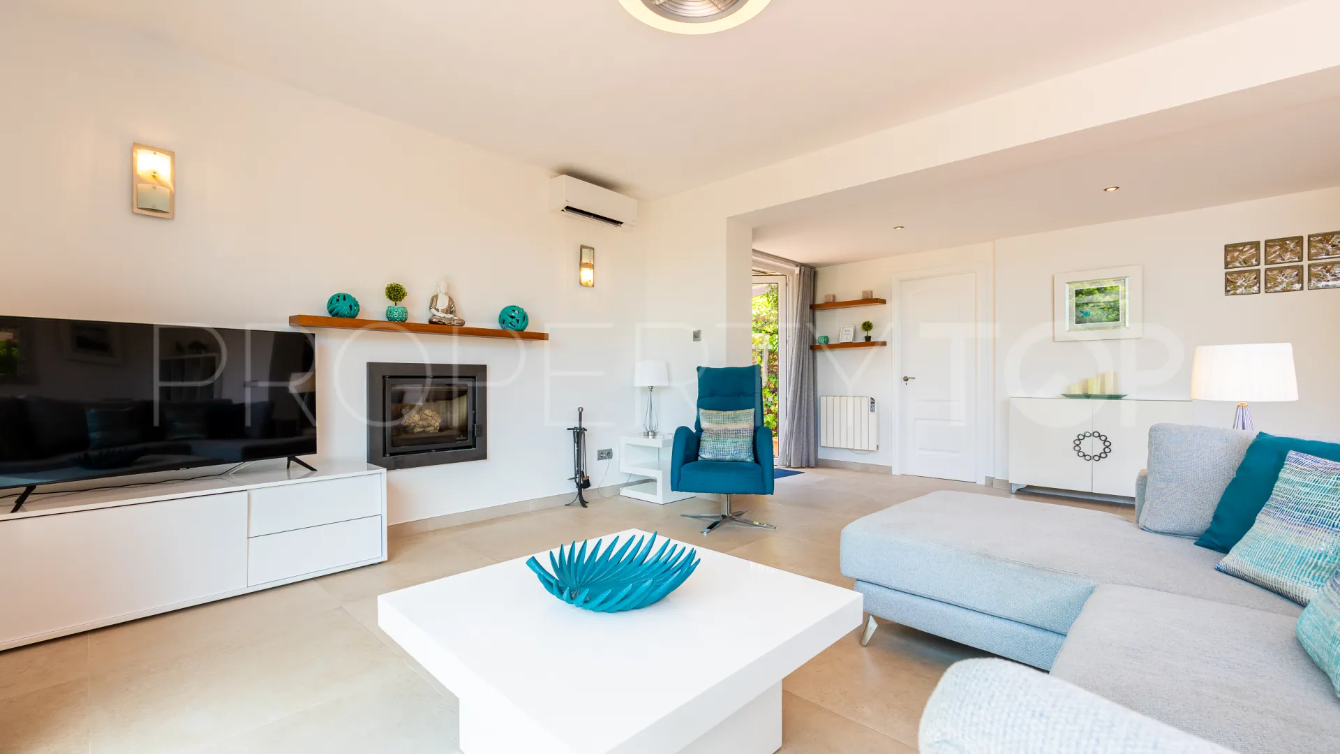 Se vende villa en Calahonda con 6 dormitorios