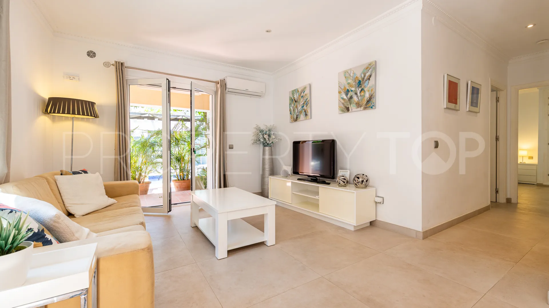 Se vende villa en Calahonda con 6 dormitorios