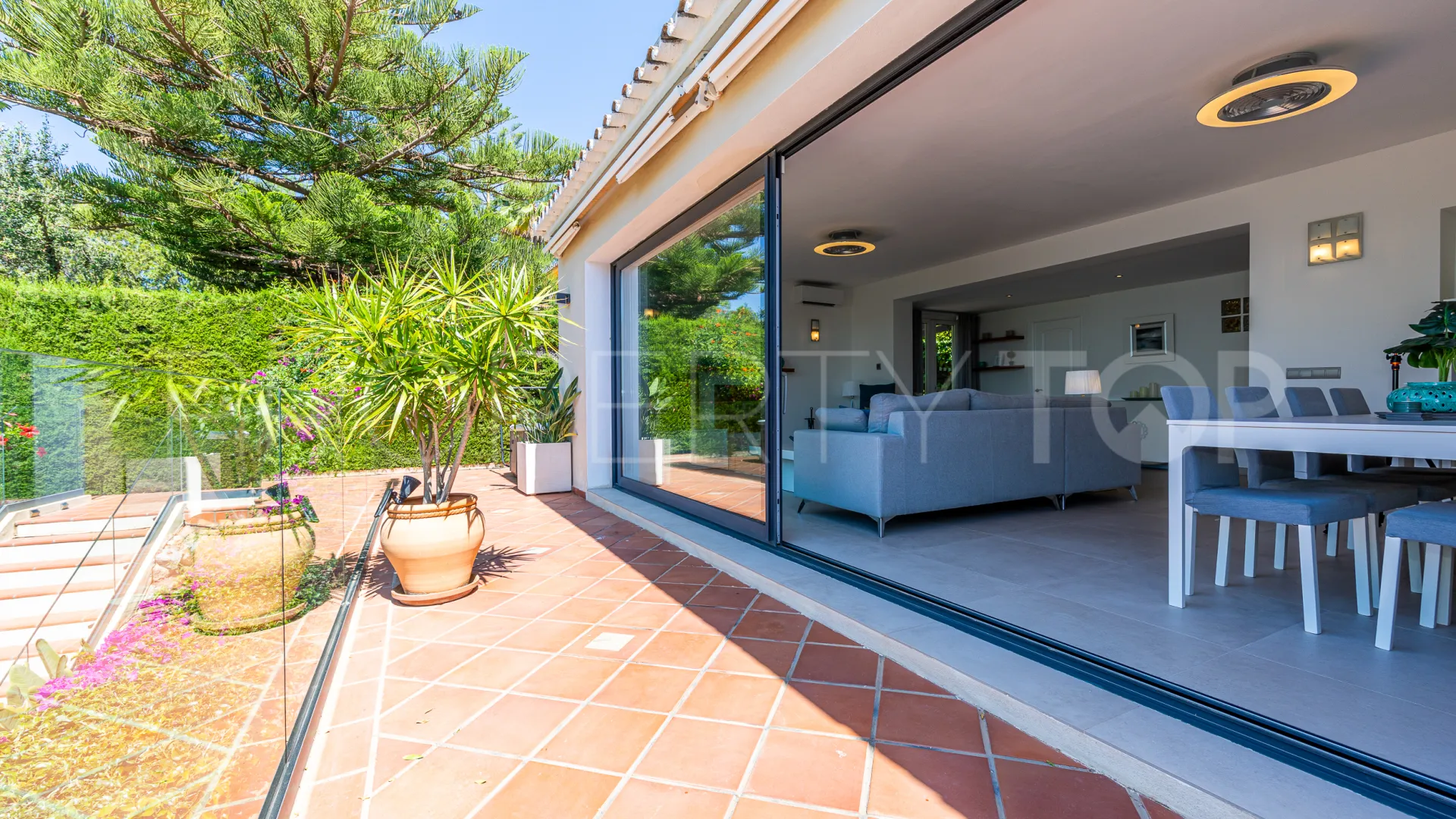 Se vende villa en Calahonda con 6 dormitorios