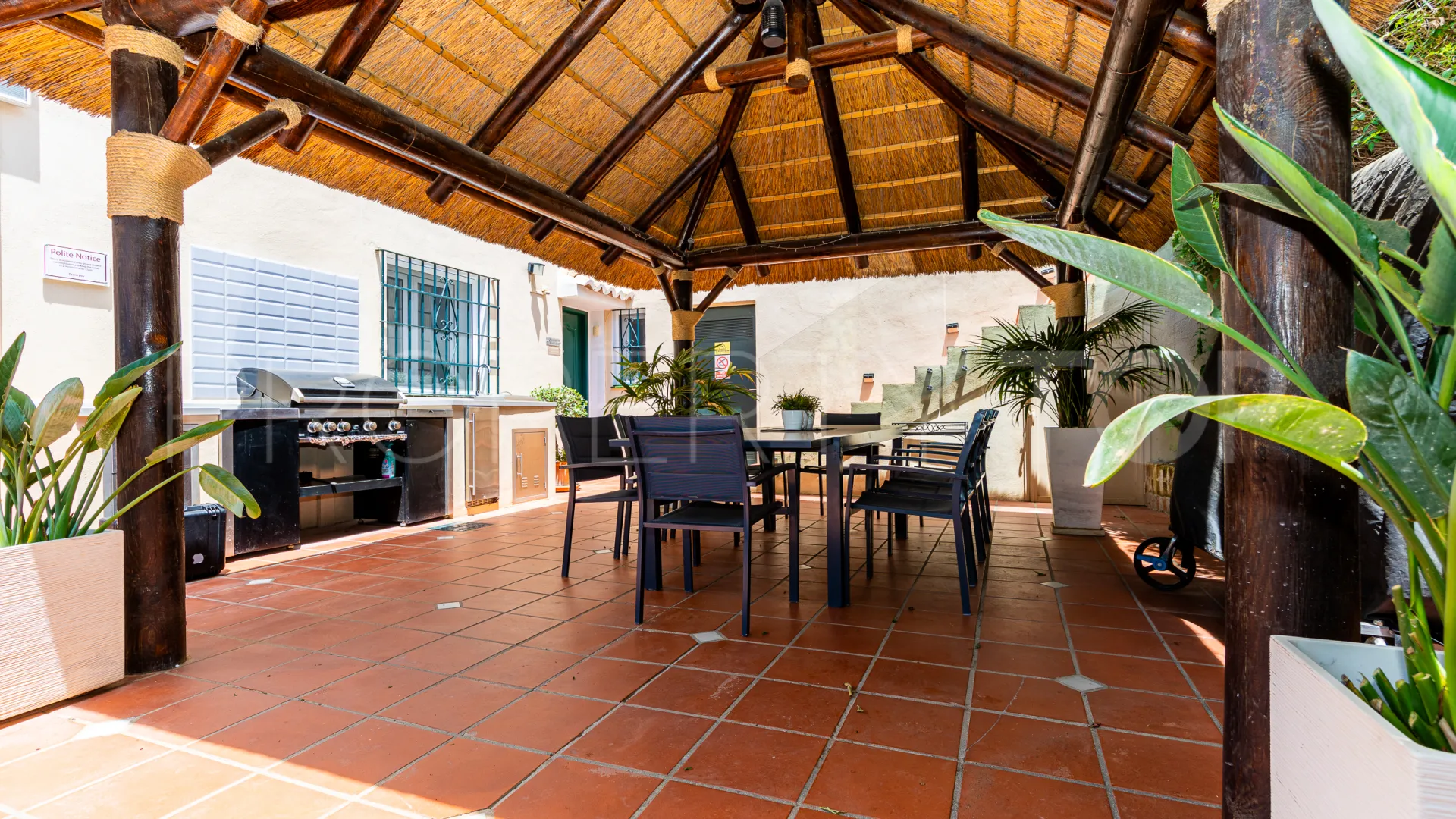 Se vende villa en Calahonda con 6 dormitorios