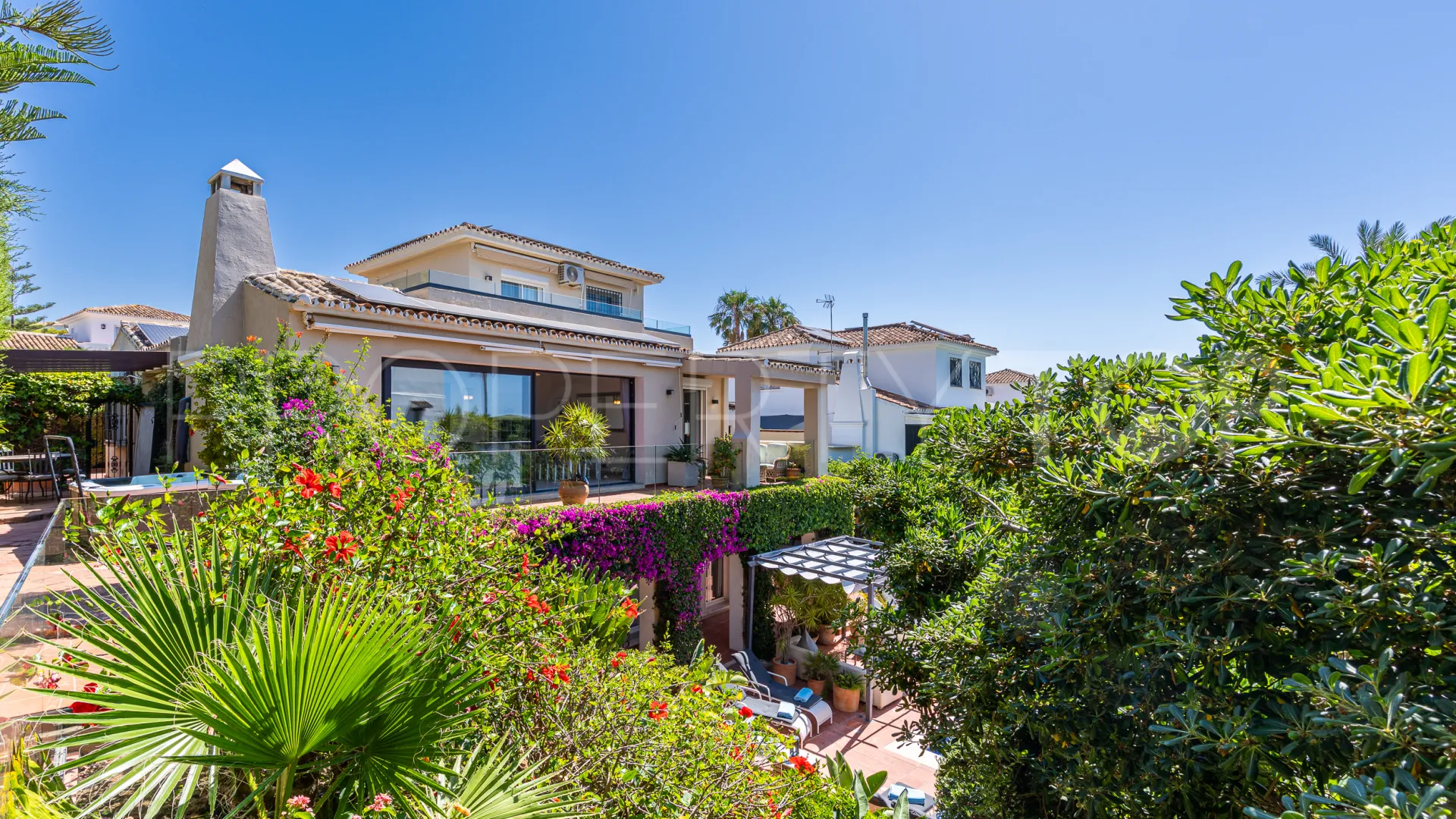 Se vende villa en Calahonda con 6 dormitorios