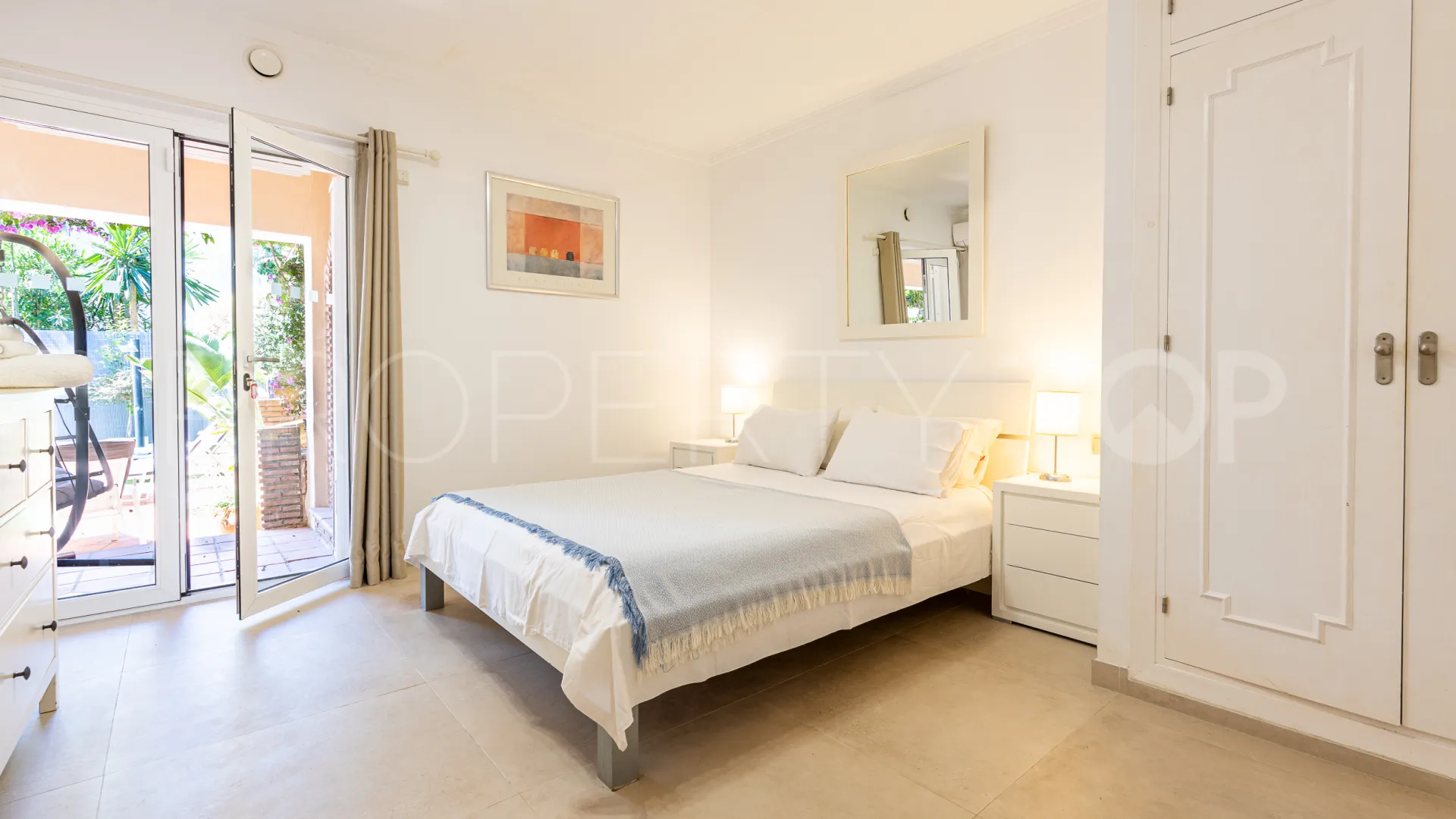 Se vende villa en Calahonda con 6 dormitorios
