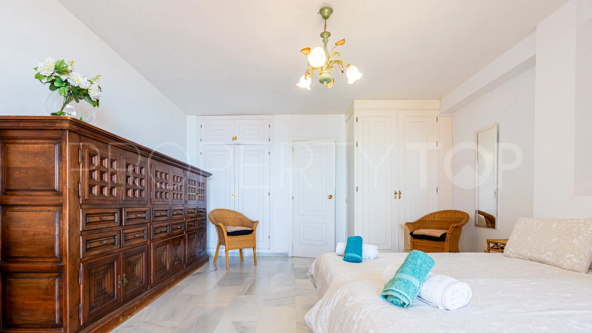 Calahonda, duplex planta baja con 2 dormitorios en venta