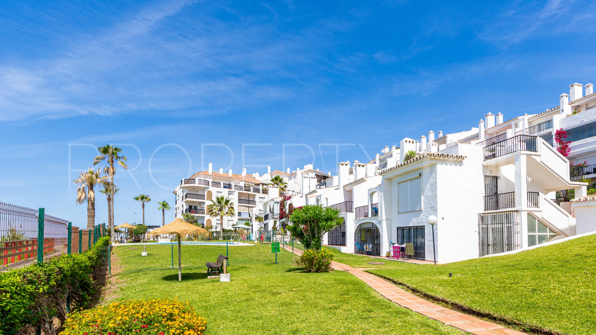 Calahonda, duplex planta baja con 2 dormitorios en venta