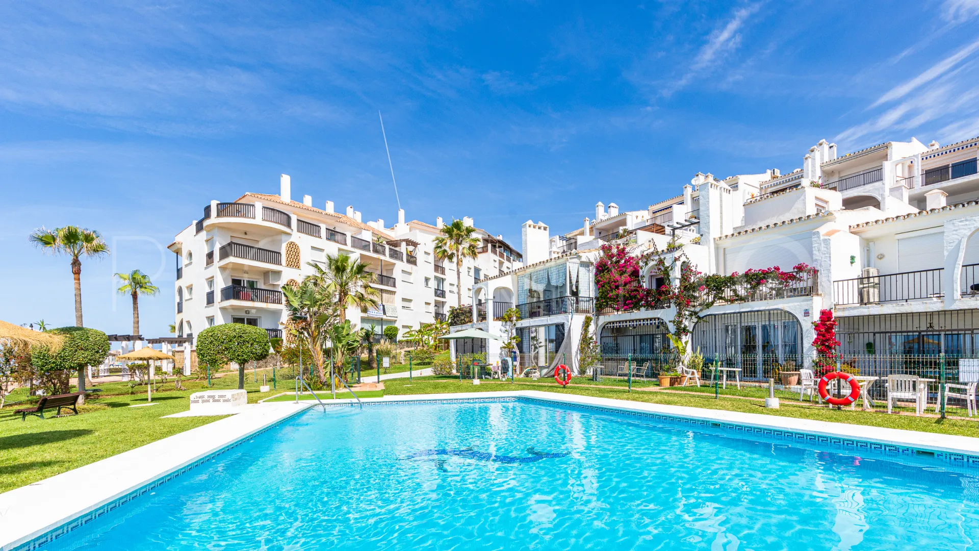 Calahonda, duplex planta baja con 2 dormitorios en venta