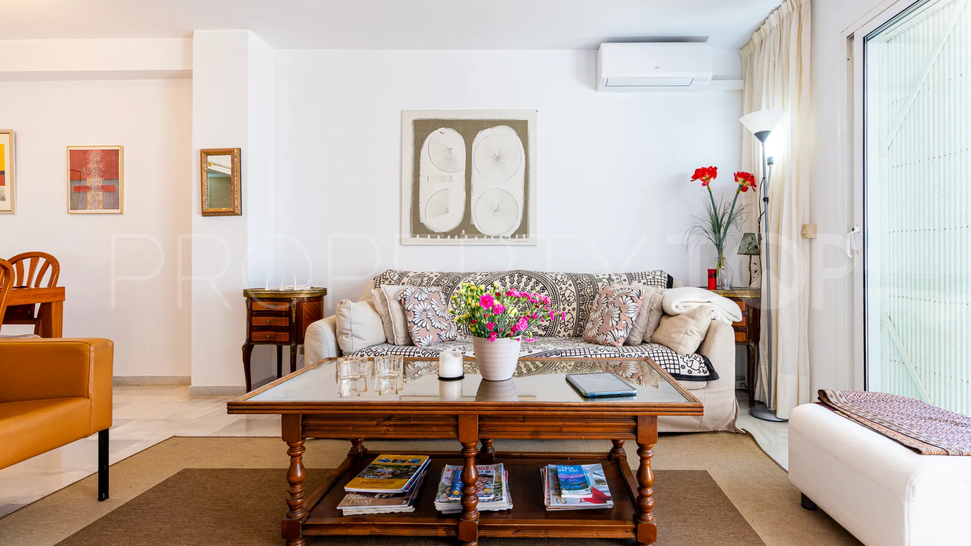 Calahonda, duplex planta baja con 2 dormitorios en venta