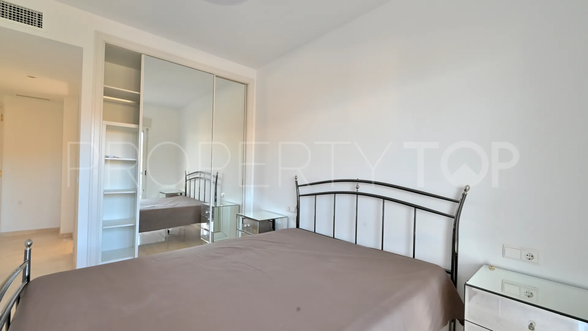 Penthouse with 2 bedrooms for sale in Calahonda