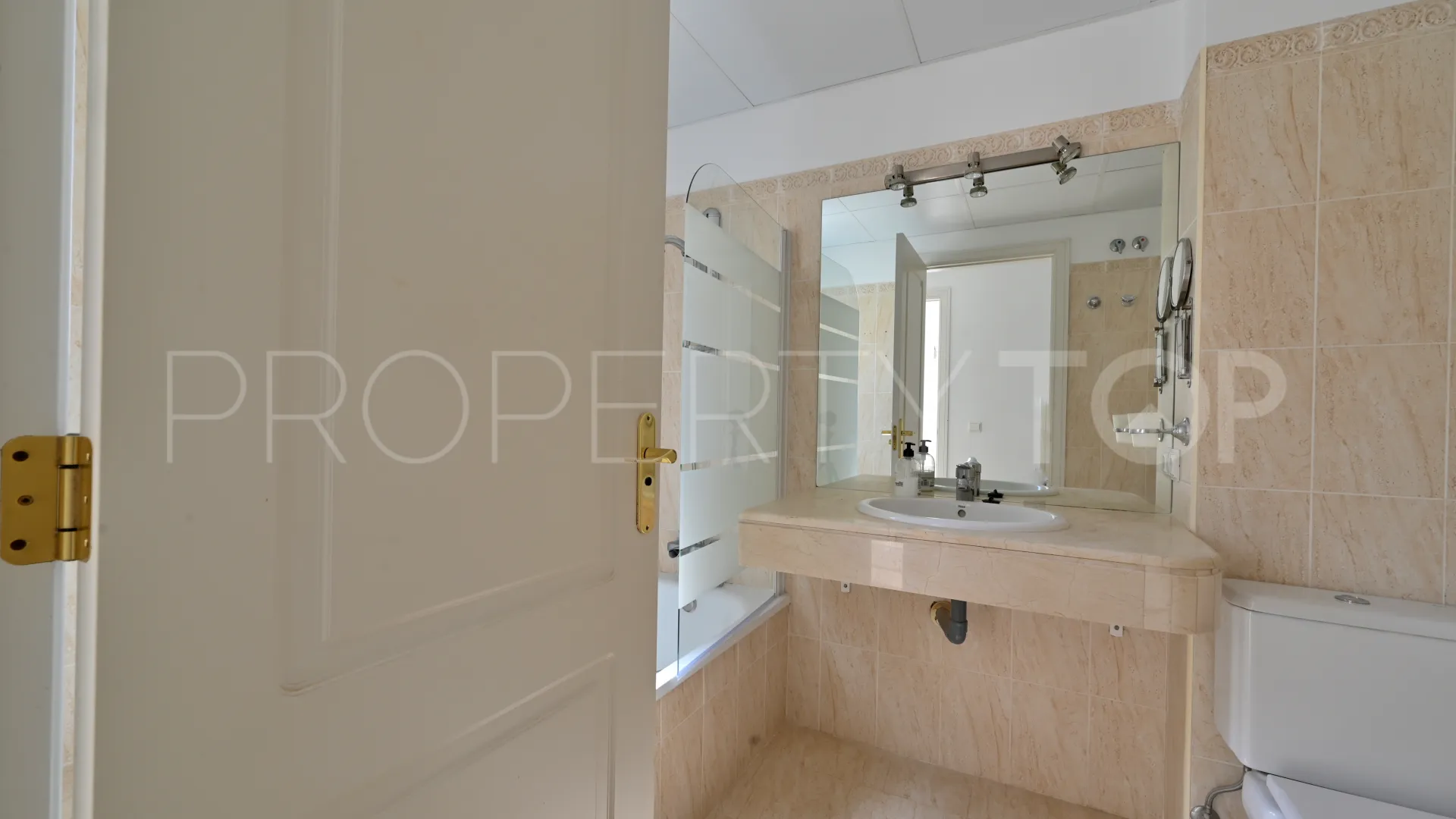 Penthouse with 2 bedrooms for sale in Calahonda