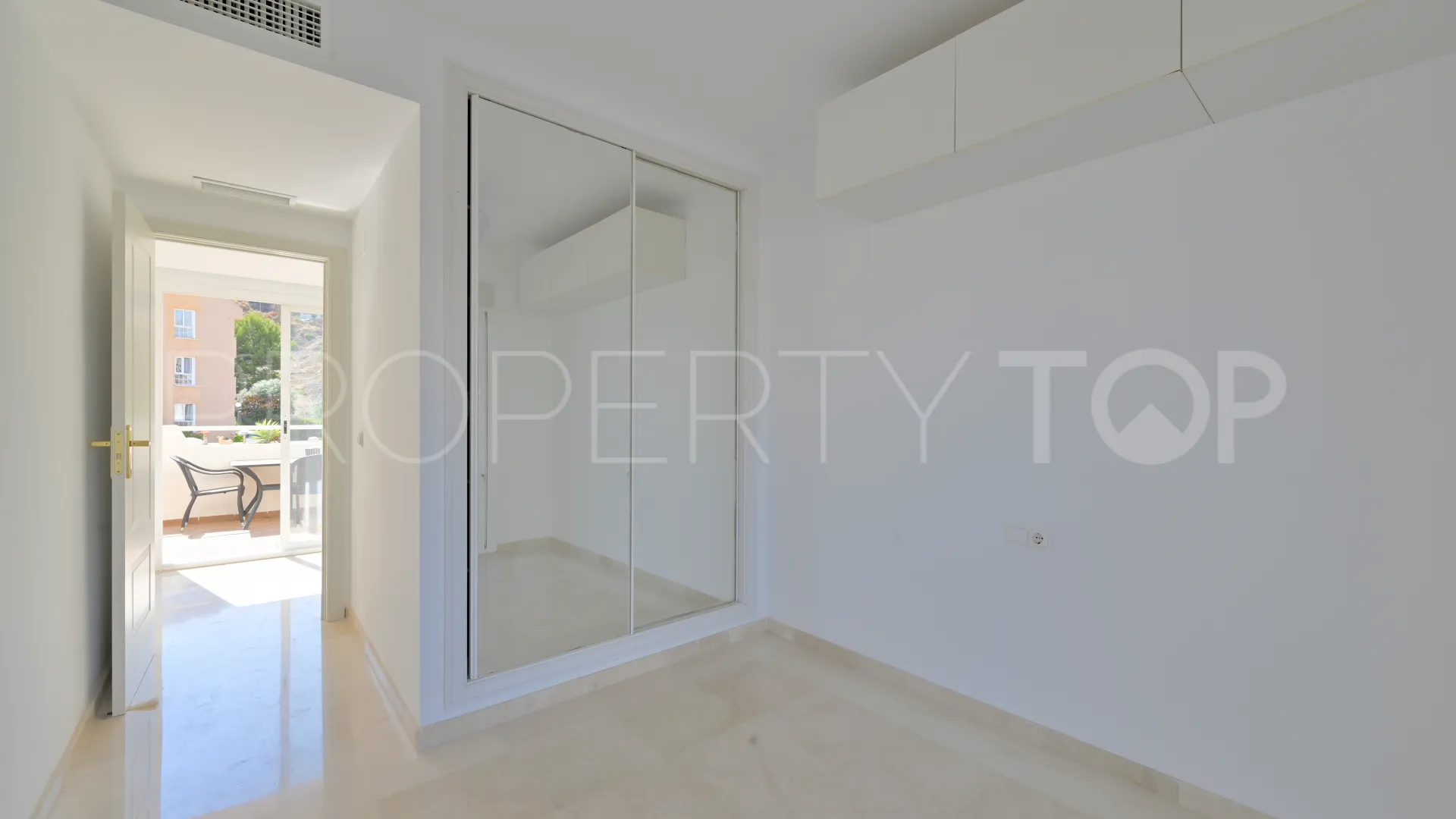 Penthouse with 2 bedrooms for sale in Calahonda
