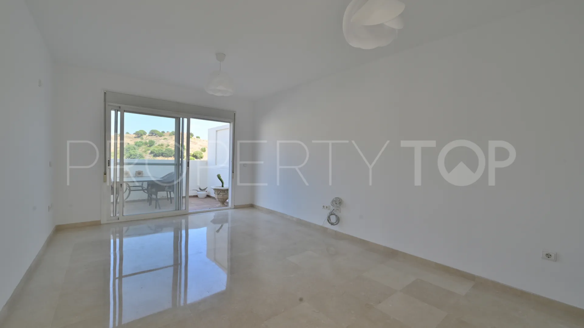 Penthouse with 2 bedrooms for sale in Calahonda