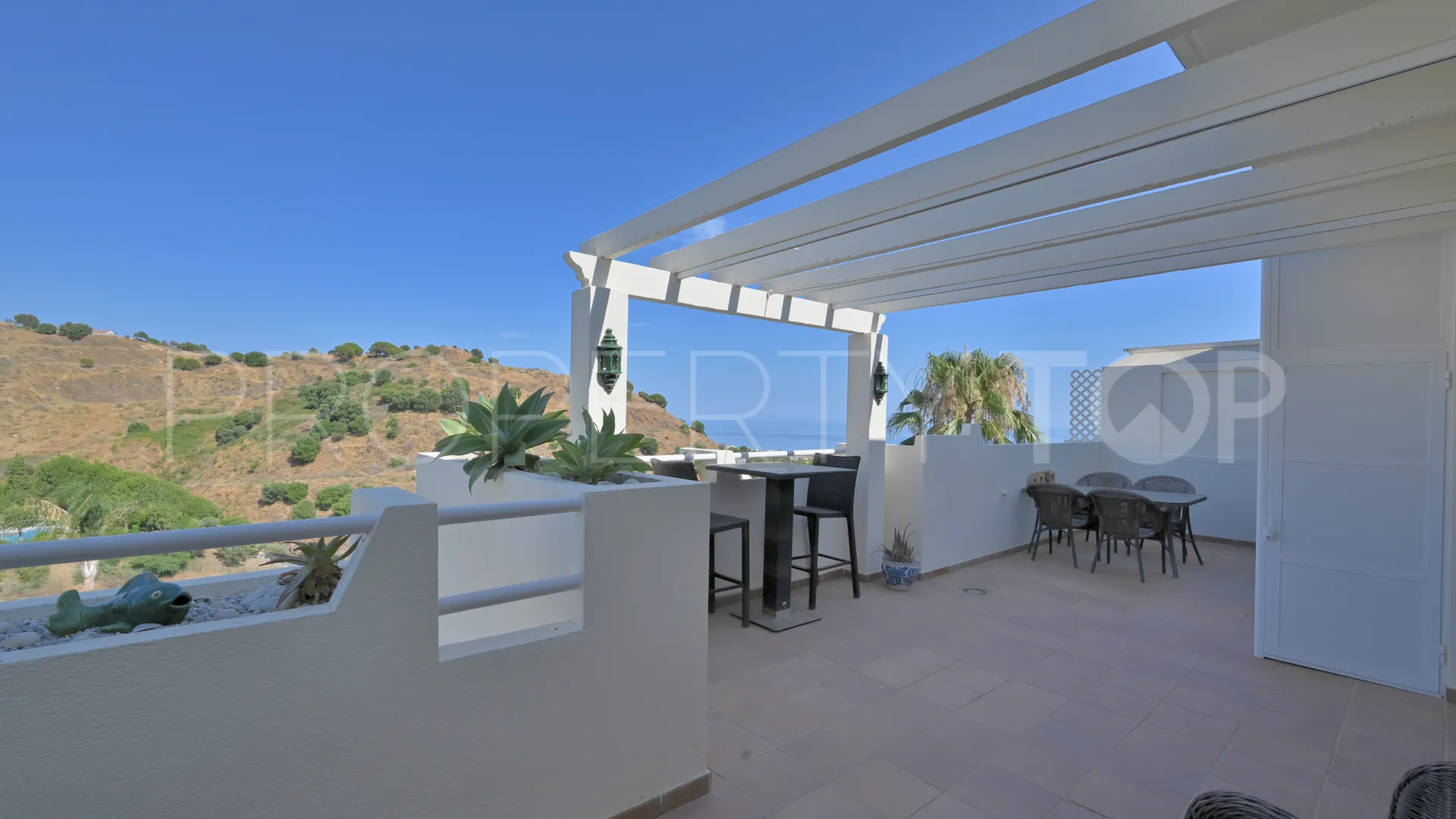 Penthouse with 2 bedrooms for sale in Calahonda
