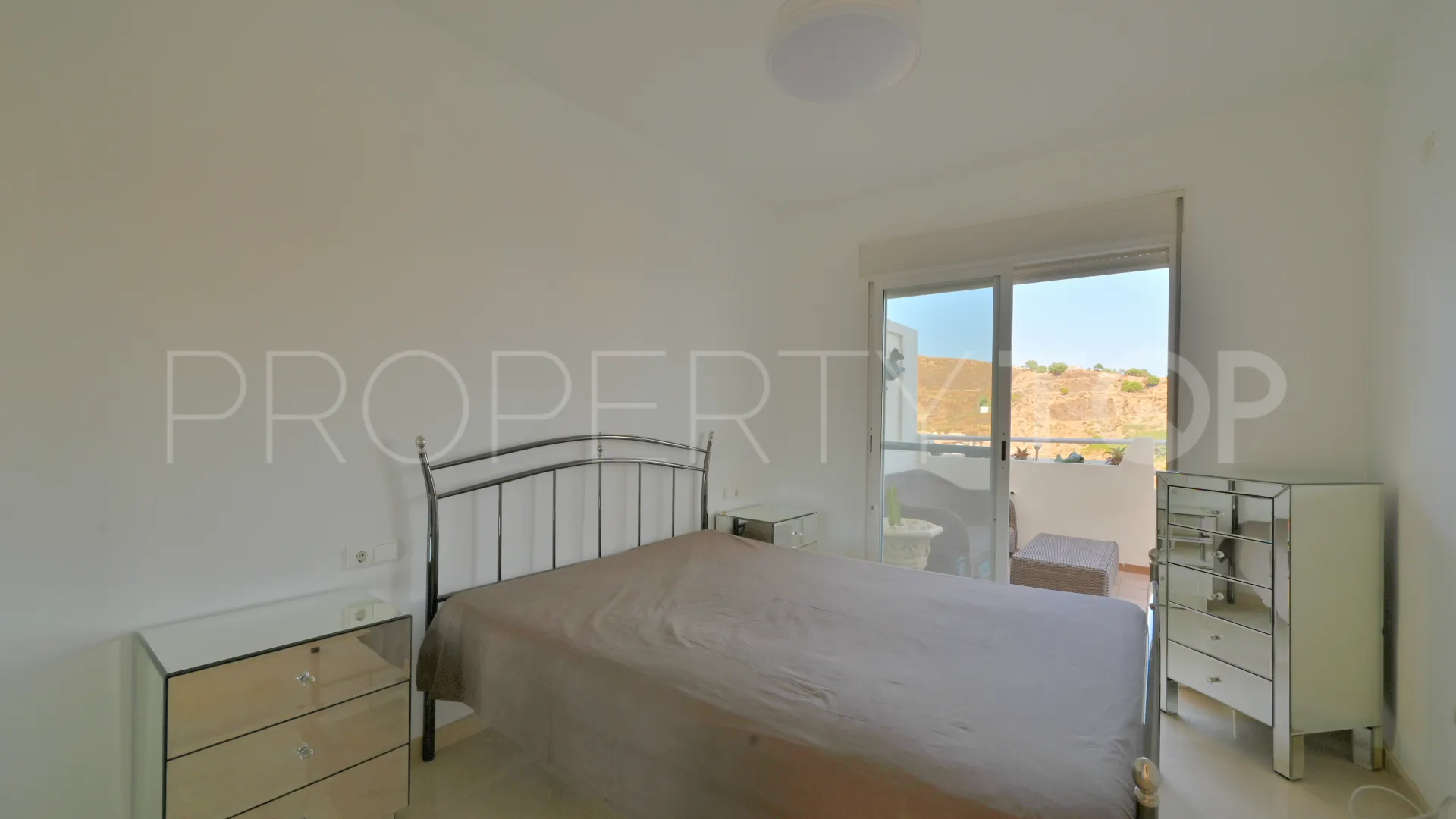 Penthouse with 2 bedrooms for sale in Calahonda