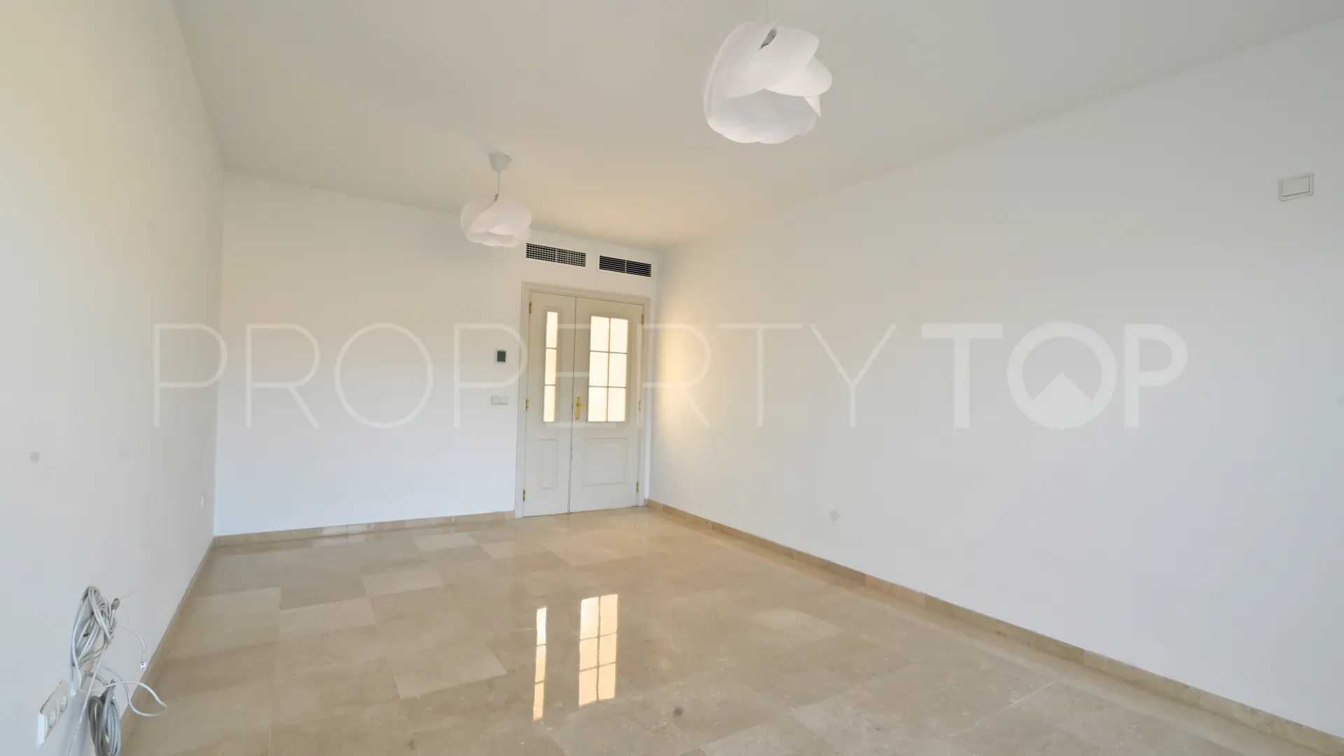 Penthouse with 2 bedrooms for sale in Calahonda