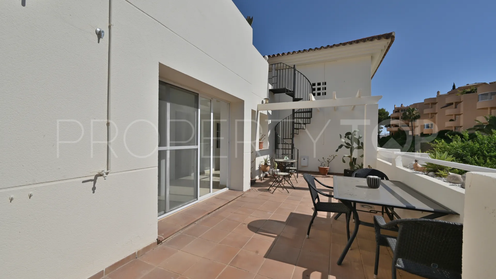Penthouse with 2 bedrooms for sale in Calahonda
