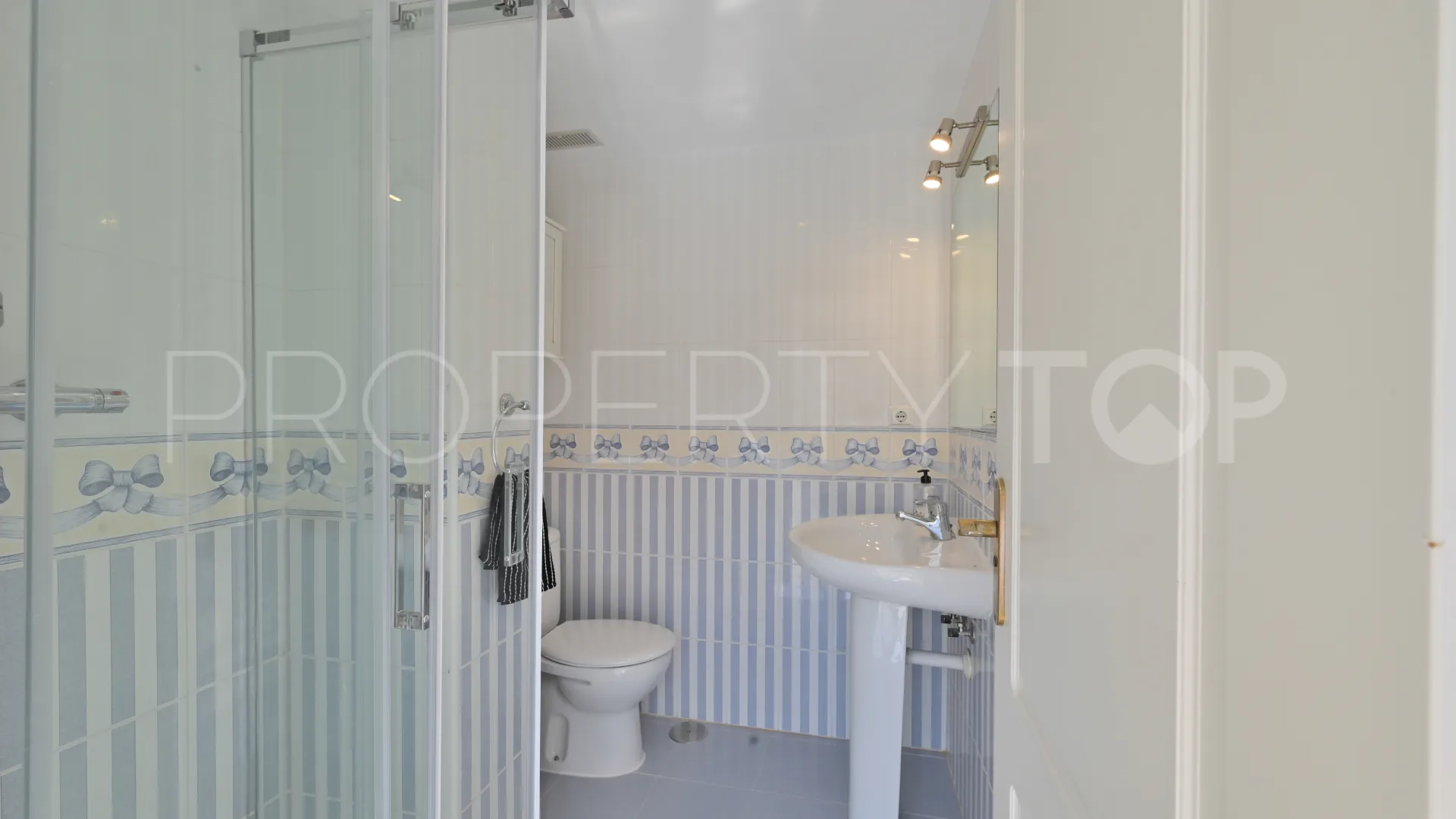 Penthouse with 2 bedrooms for sale in Calahonda