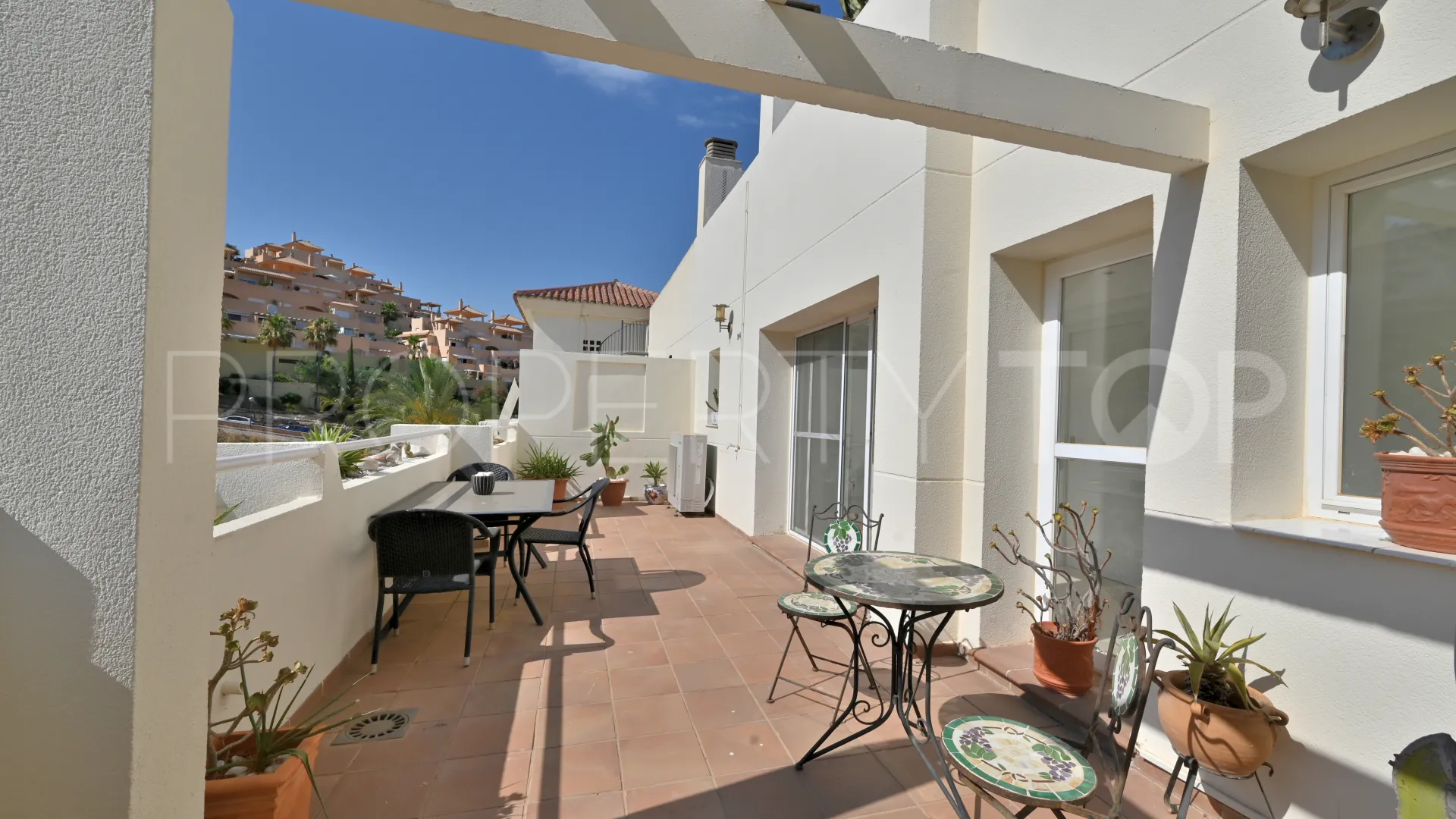 Penthouse with 2 bedrooms for sale in Calahonda