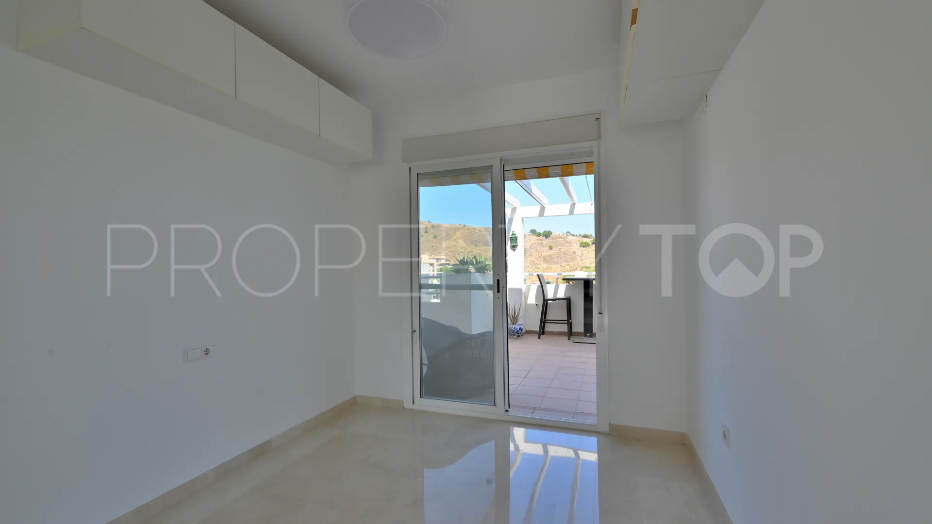 Penthouse with 2 bedrooms for sale in Calahonda