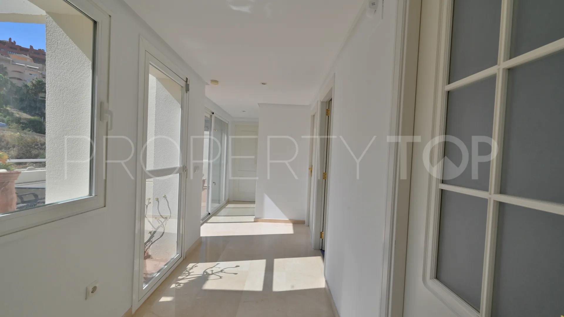 Penthouse with 2 bedrooms for sale in Calahonda