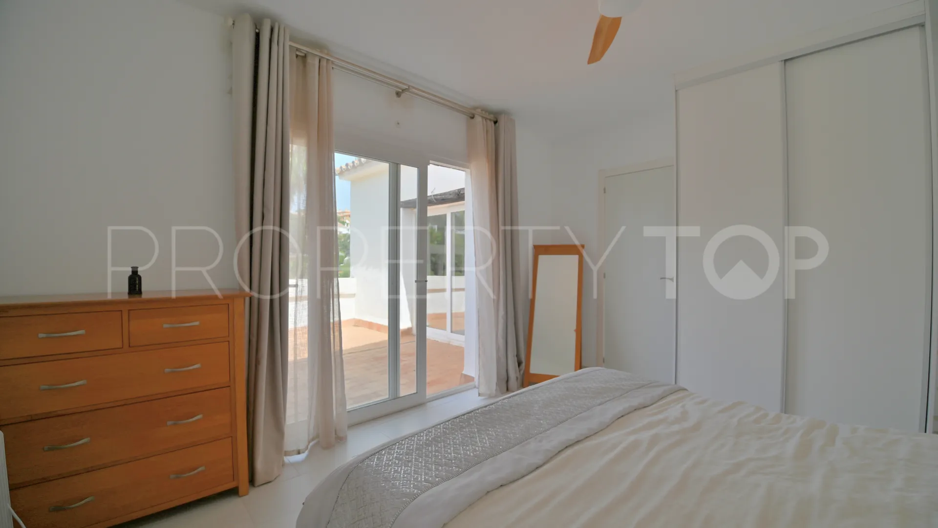 Calahonda, villa de 2 dormitorios en venta