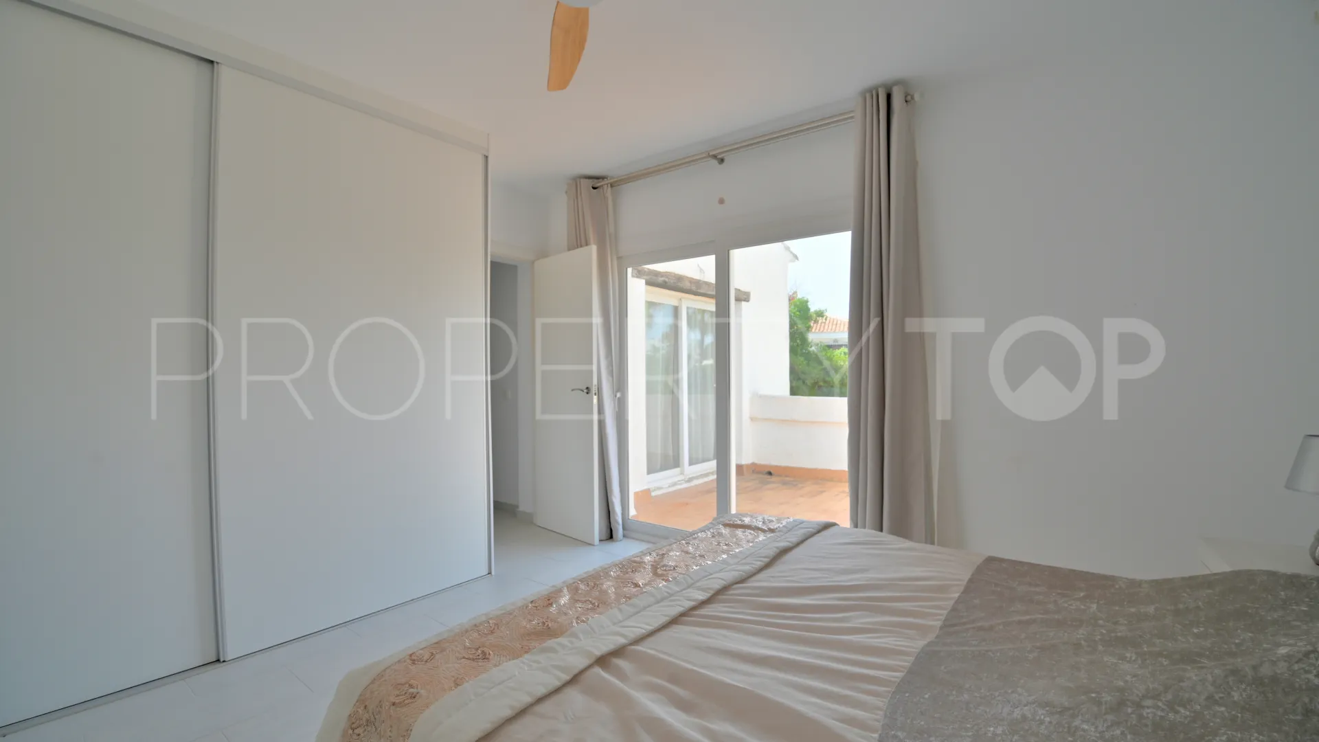 Calahonda, villa de 2 dormitorios en venta